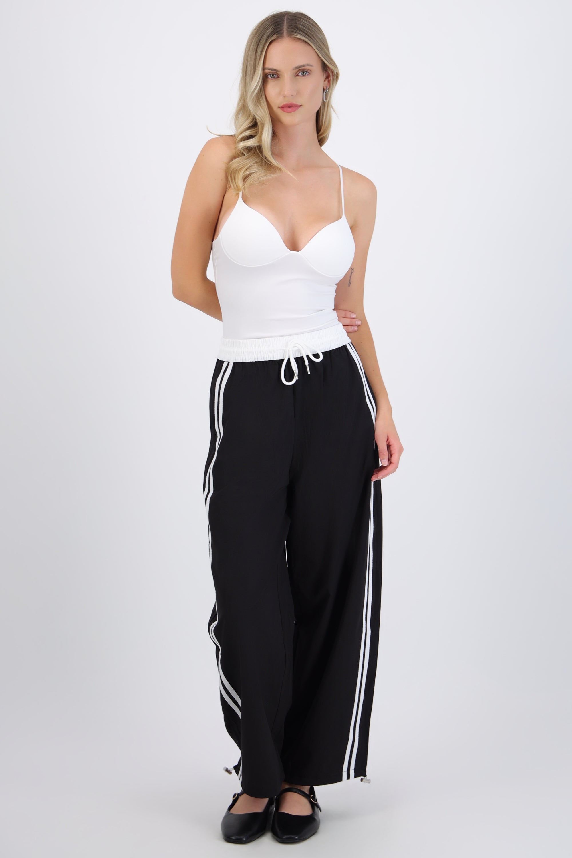 Pantalones pretina contraste con rayas al costado