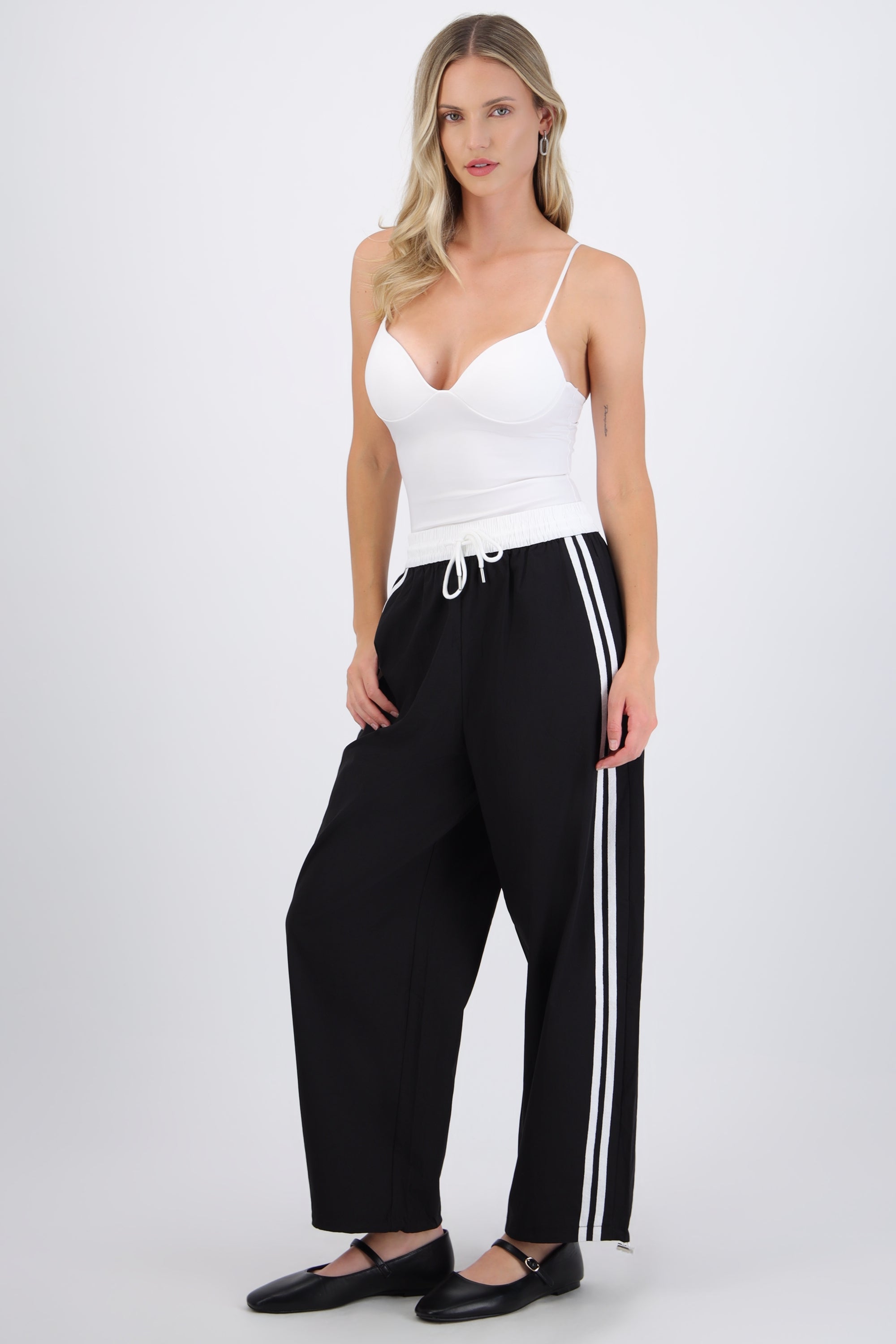 Pantalones pretina contraste con rayas al costado
