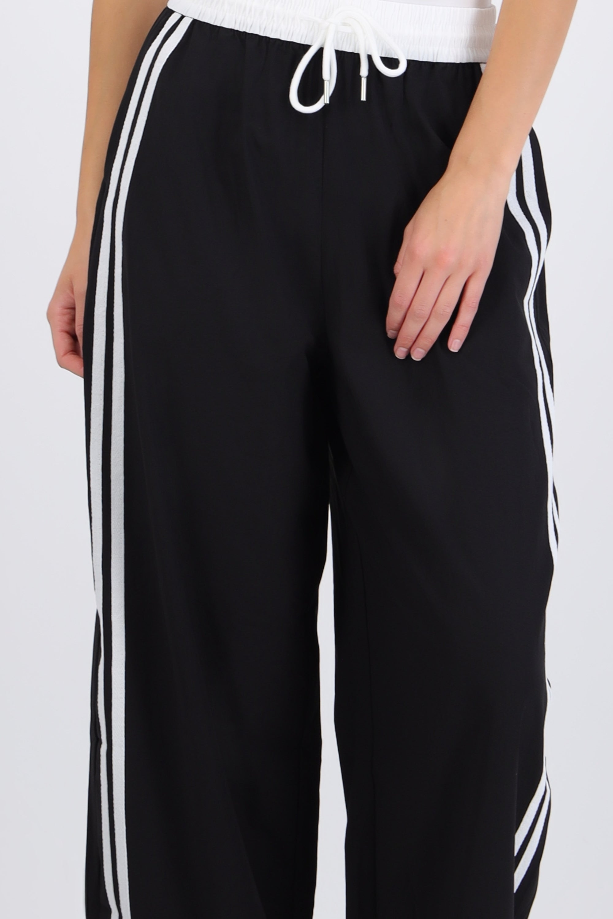 Pantalones pretina contraste con rayas al costado