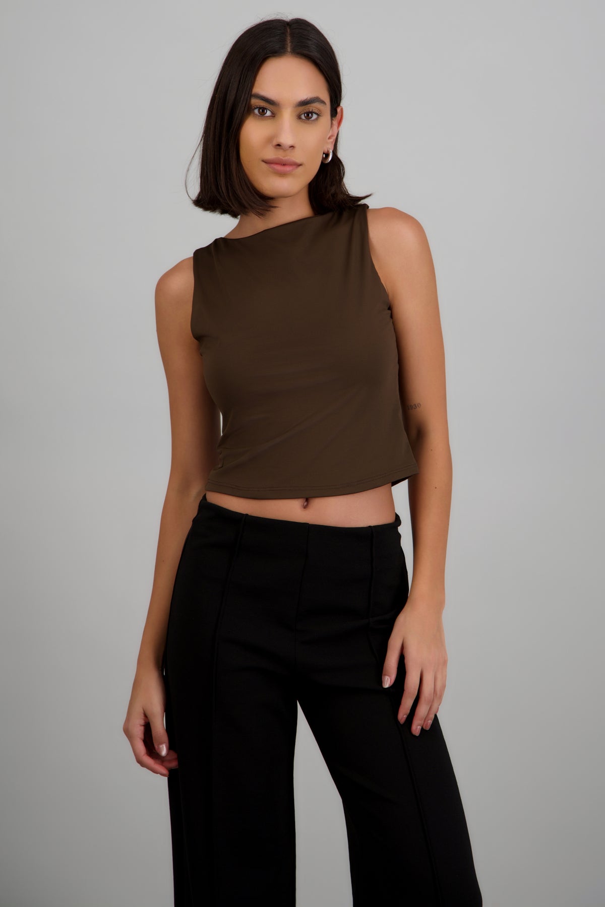Top sin mangas escote redondo liso CHOCOLATE