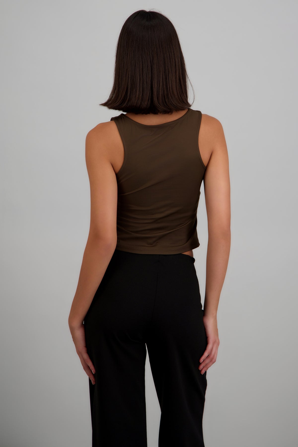 Top sin mangas escote redondo liso CHOCOLATE