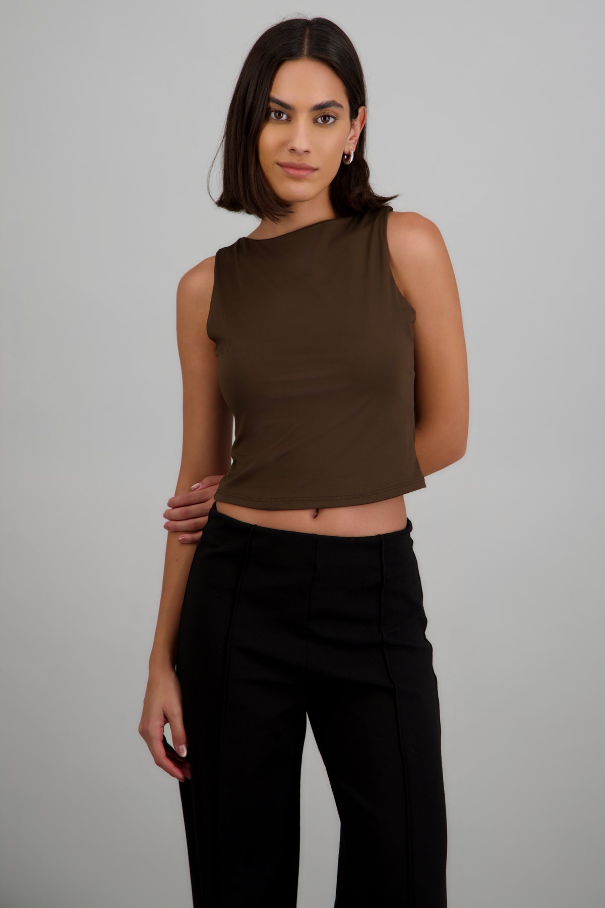 Top sin mangas escote redondo liso CHOCOLATE
