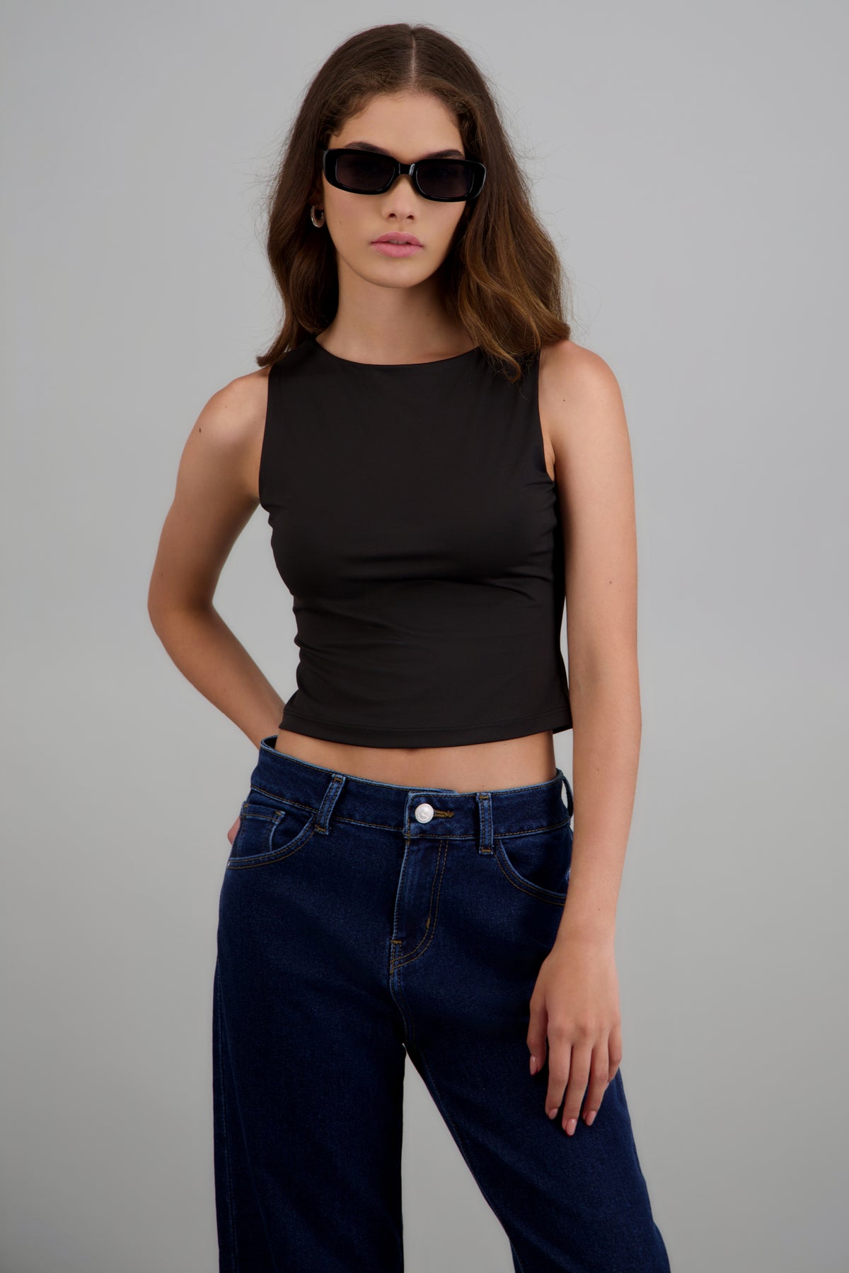 Top sin mangas escote redondo liso NEGRO