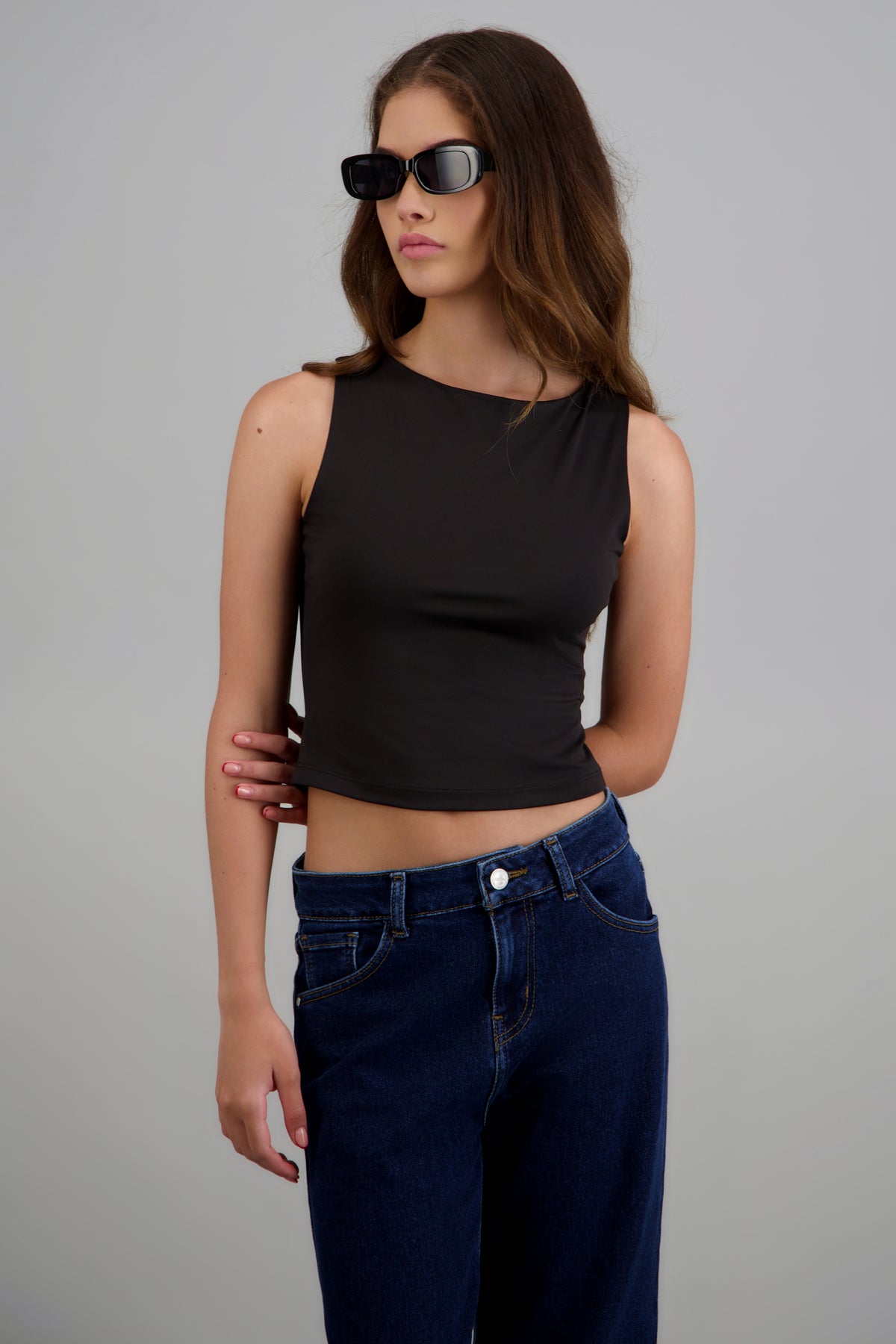 Top sin mangas escote redondo liso NEGRO
