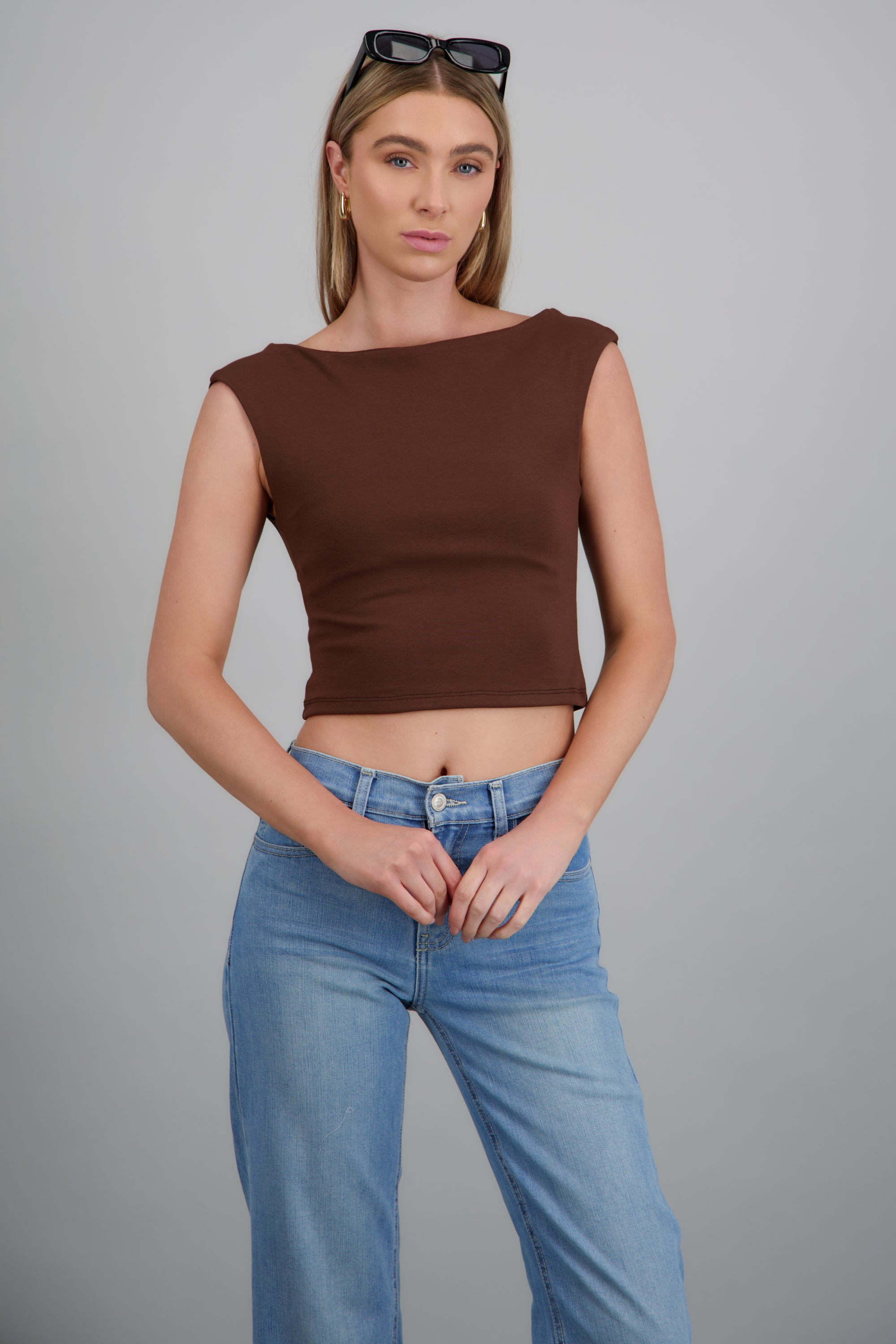 Top sin mangas escote cascada liso CHOCOLATE