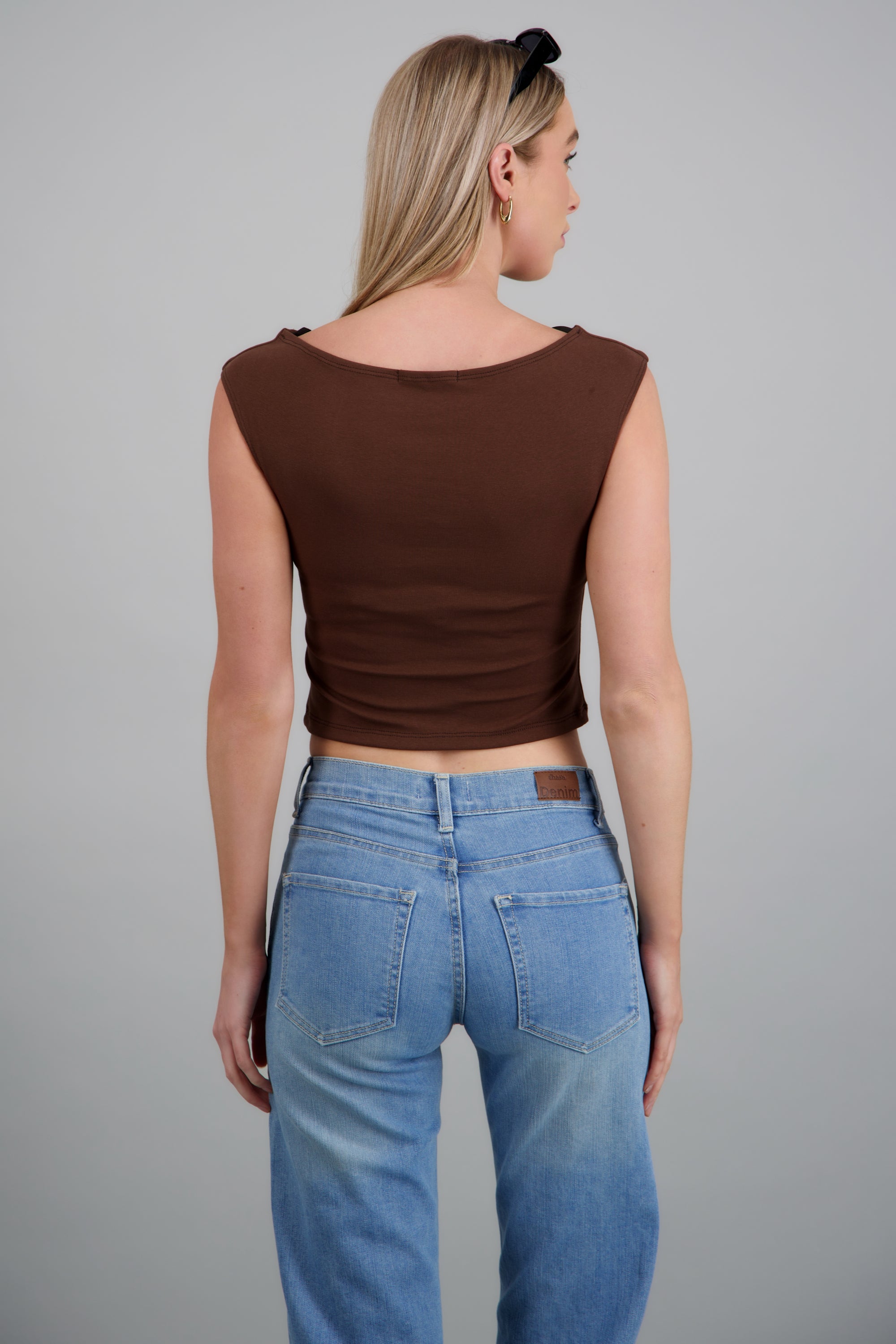 Top sin mangas escote cascada liso CHOCOLATE