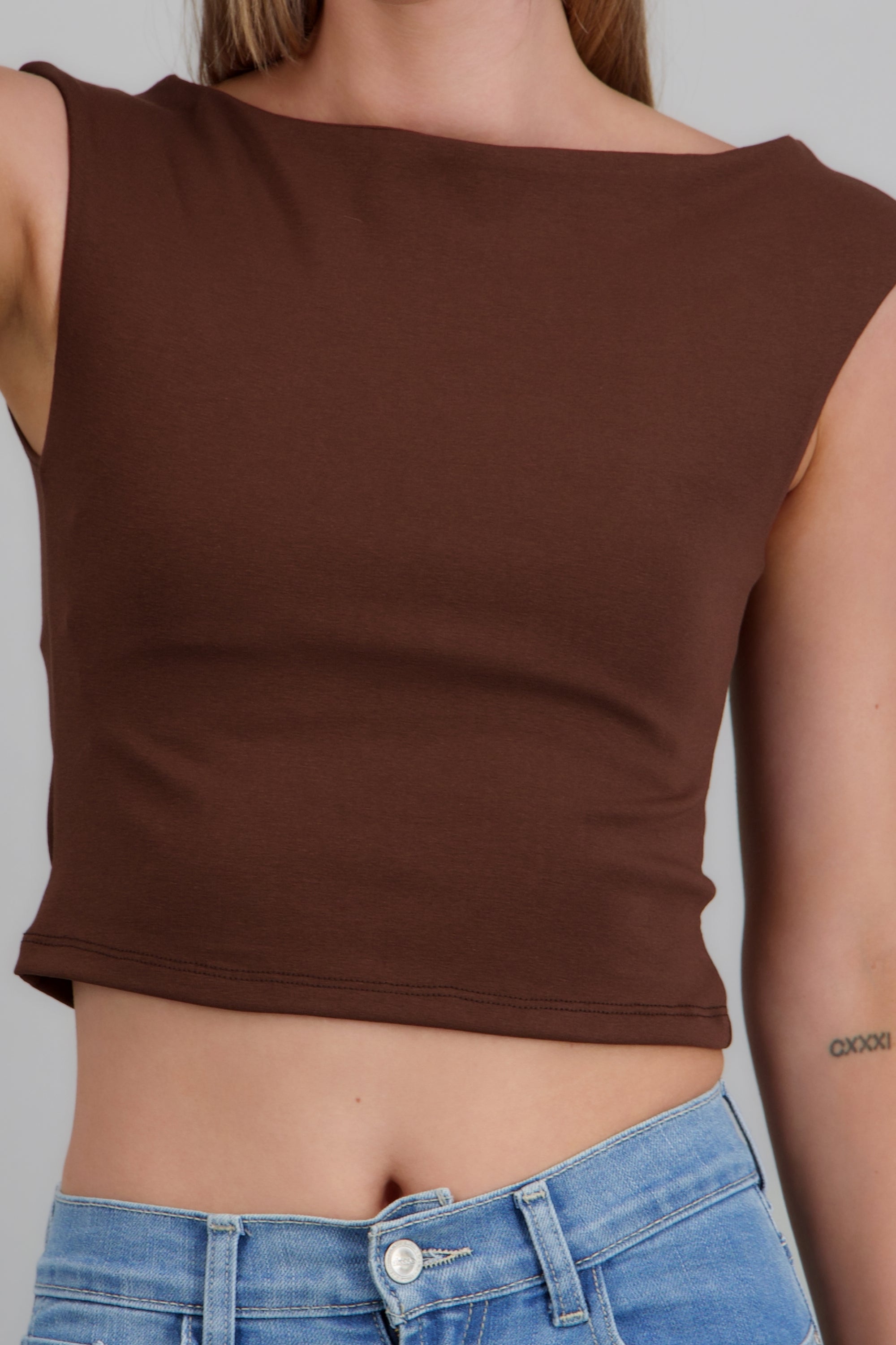 Top sin mangas escote cascada liso CHOCOLATE