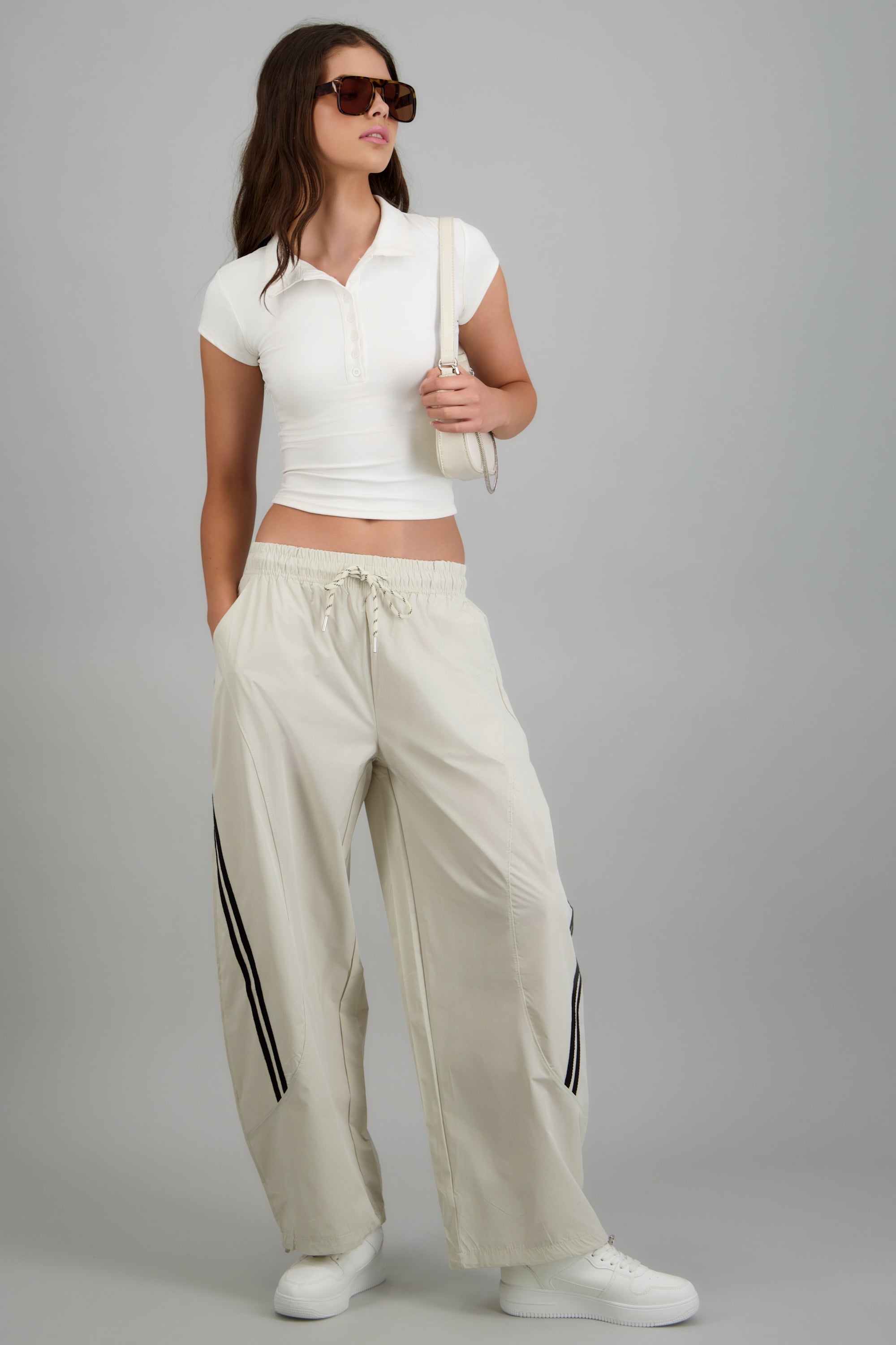 Pantalones rayas corte barrel HUESO