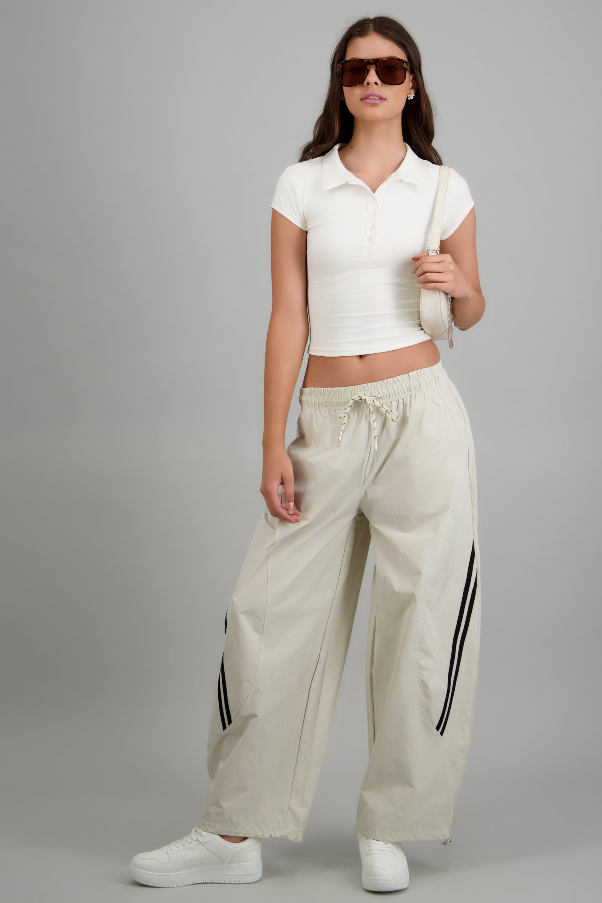 Pantalones rayas corte barrel HUESO