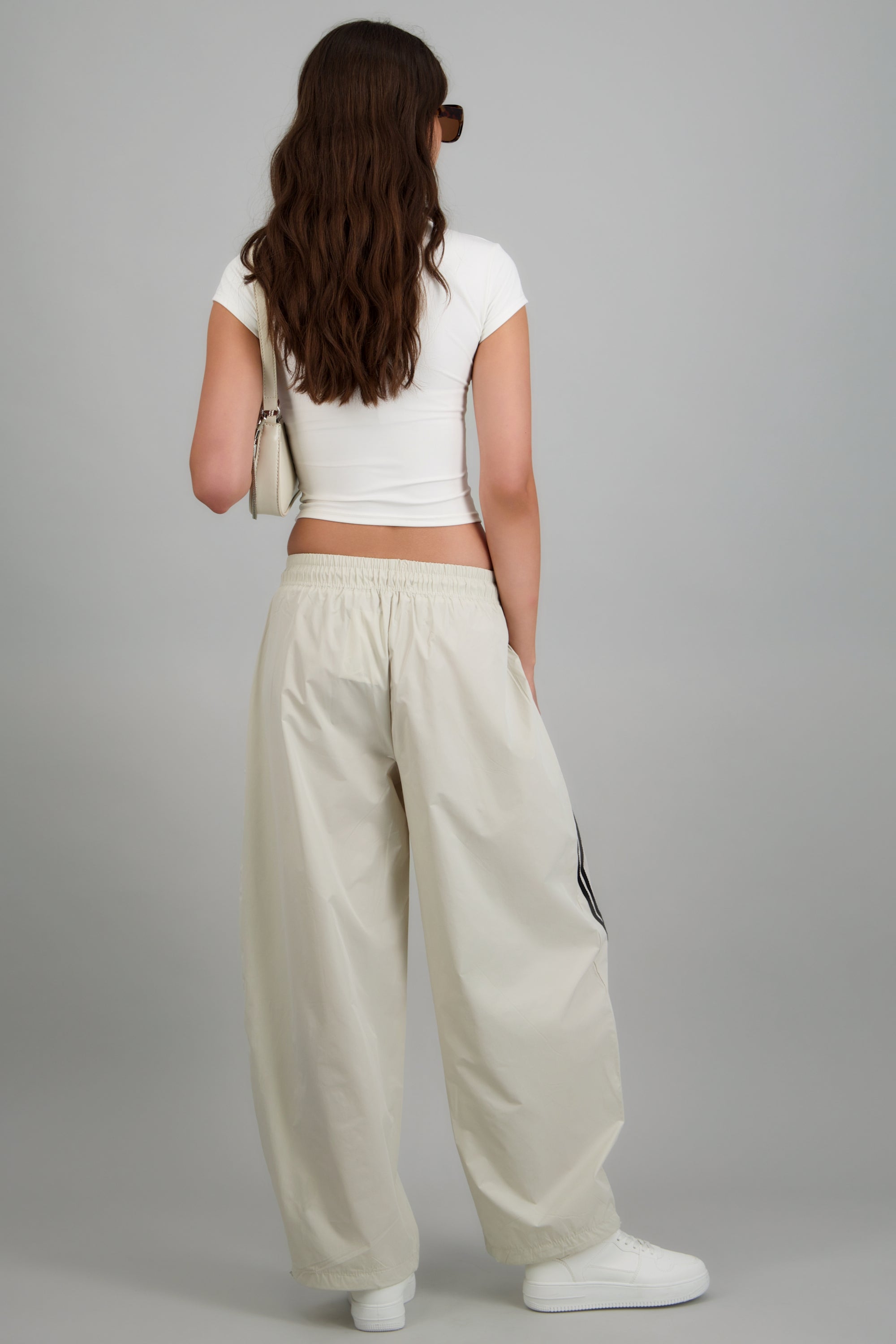 Pantalones rayas corte barrel HUESO