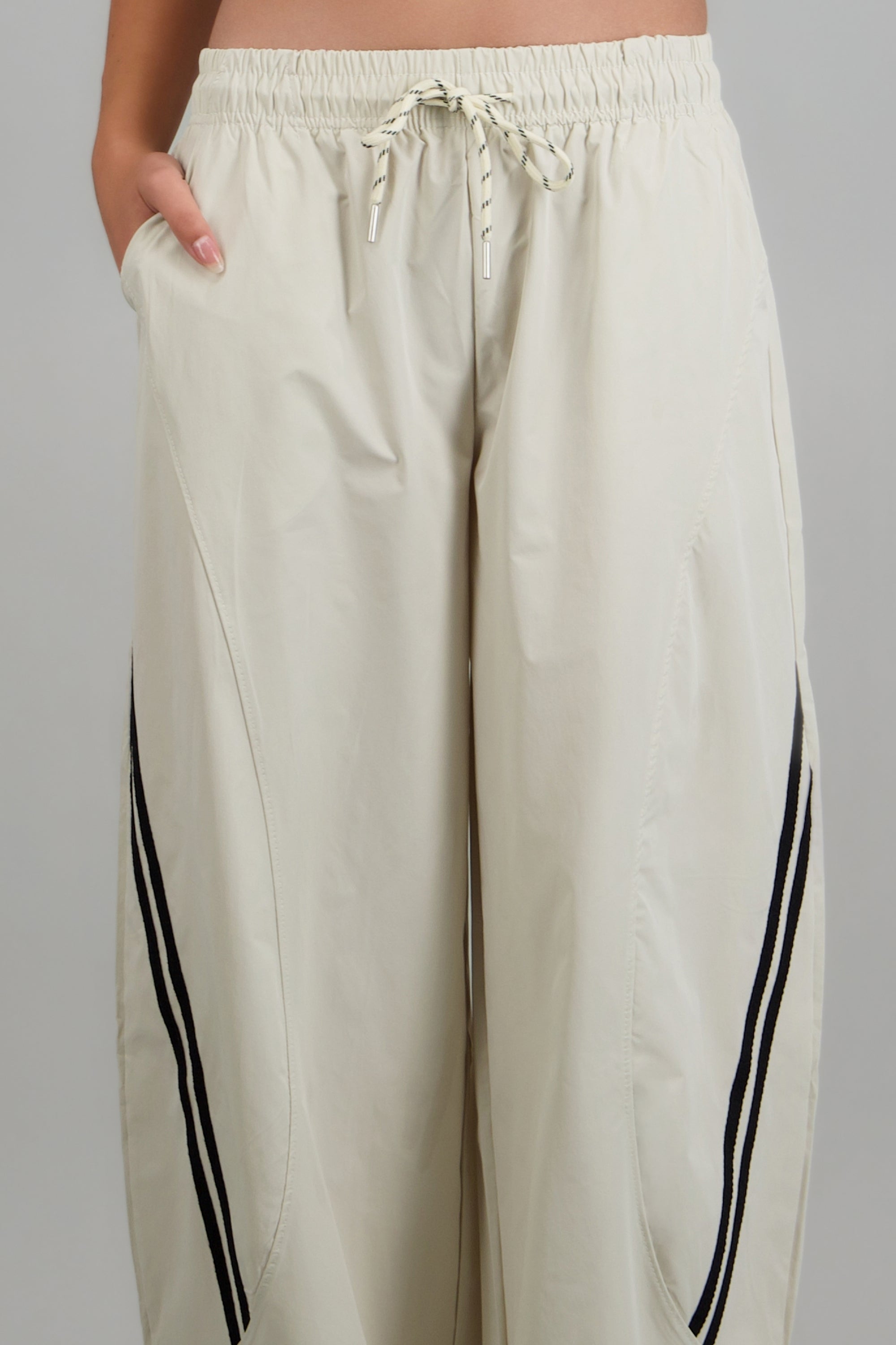 Pantalones rayas corte barrel HUESO