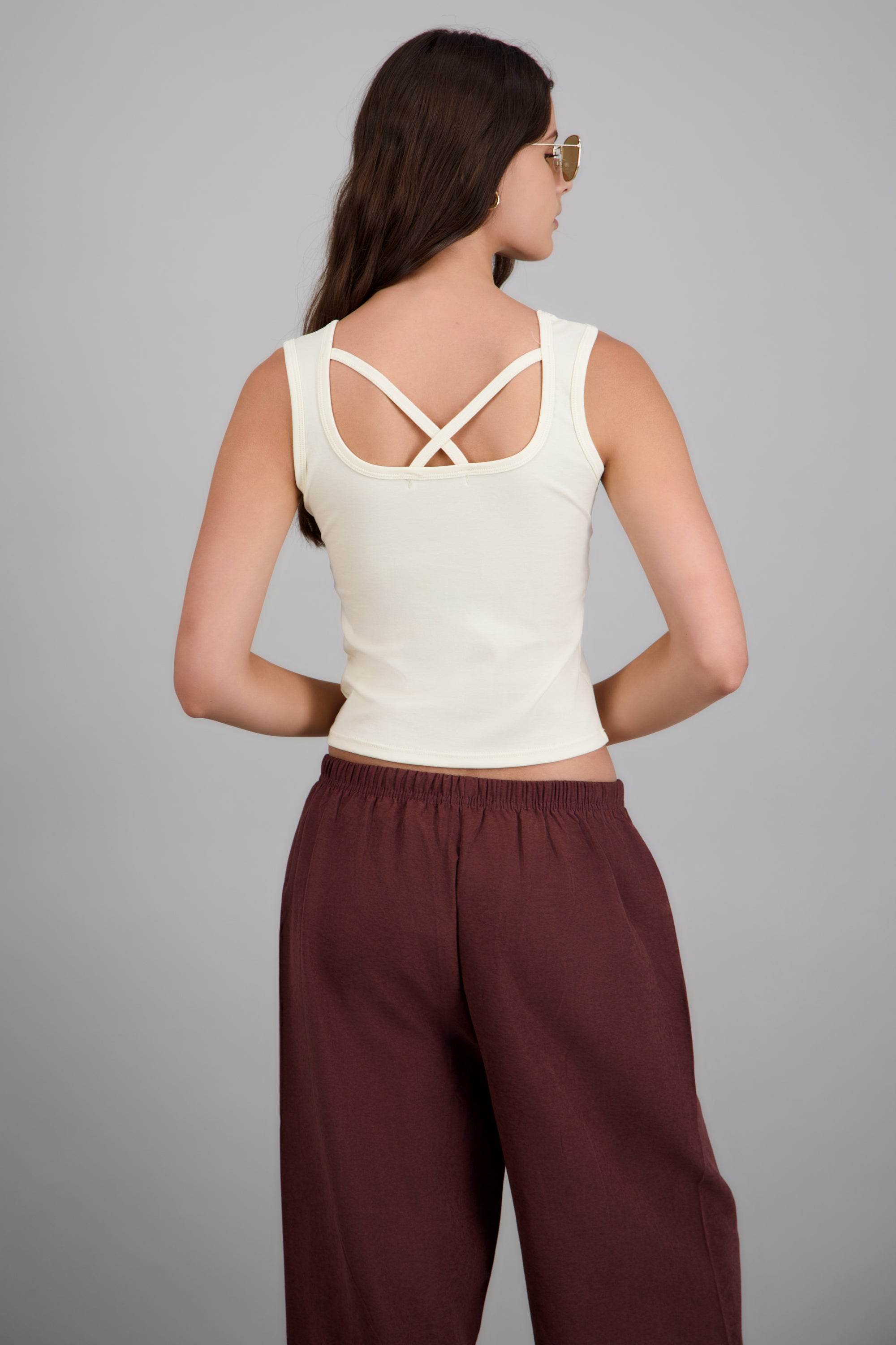 Top cuello cuadrado con copas HUESO