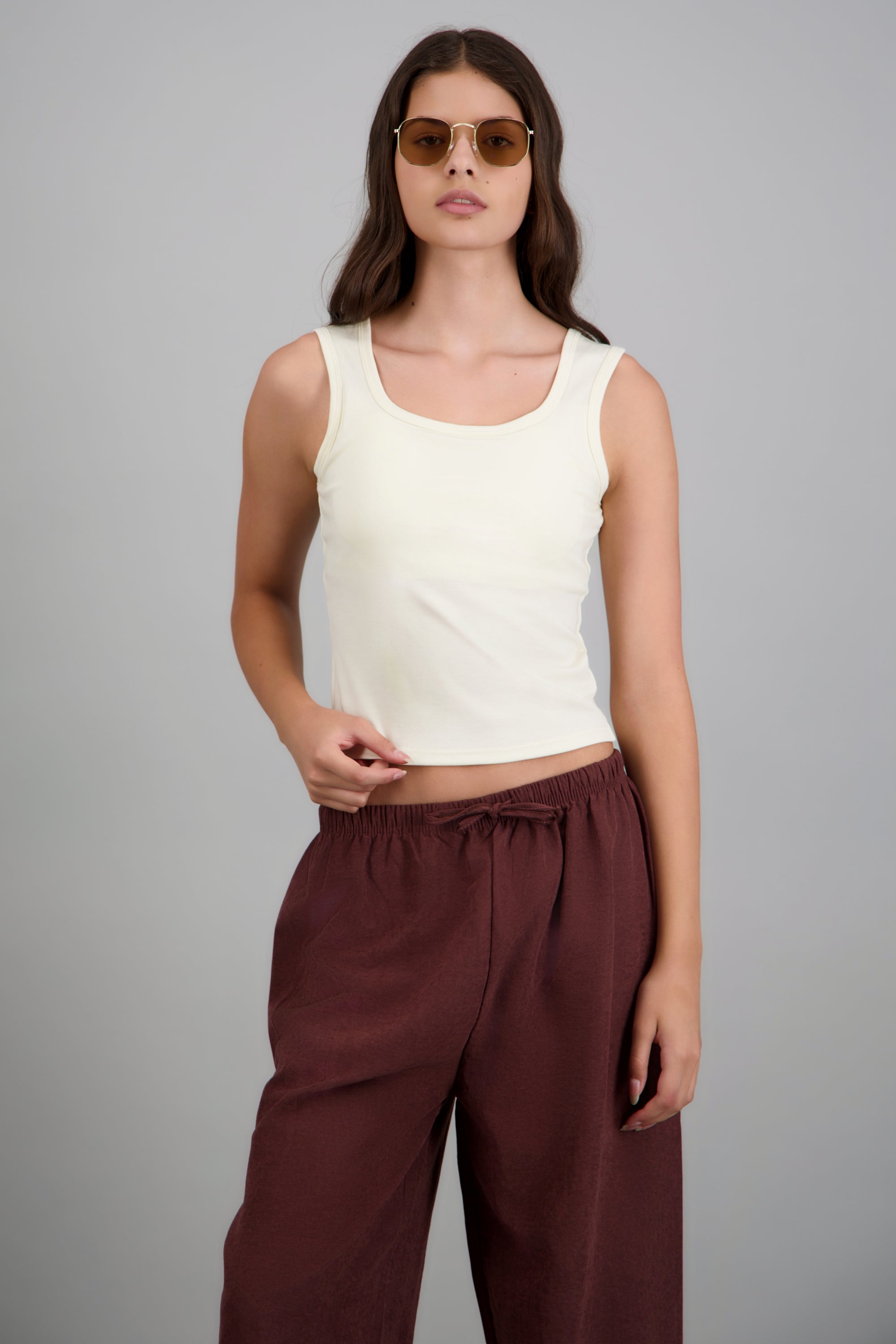 Top cuello cuadrado con copas HUESO
