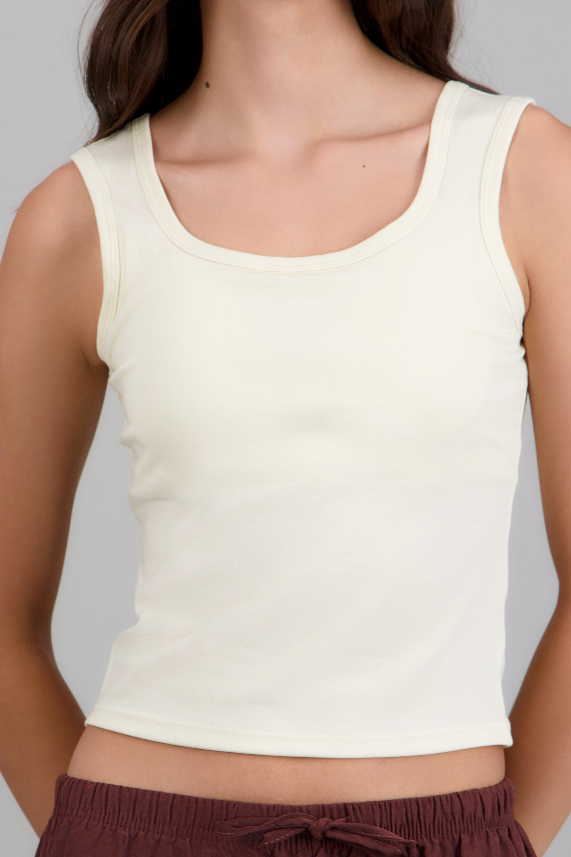 Top cuello cuadrado con copas HUESO