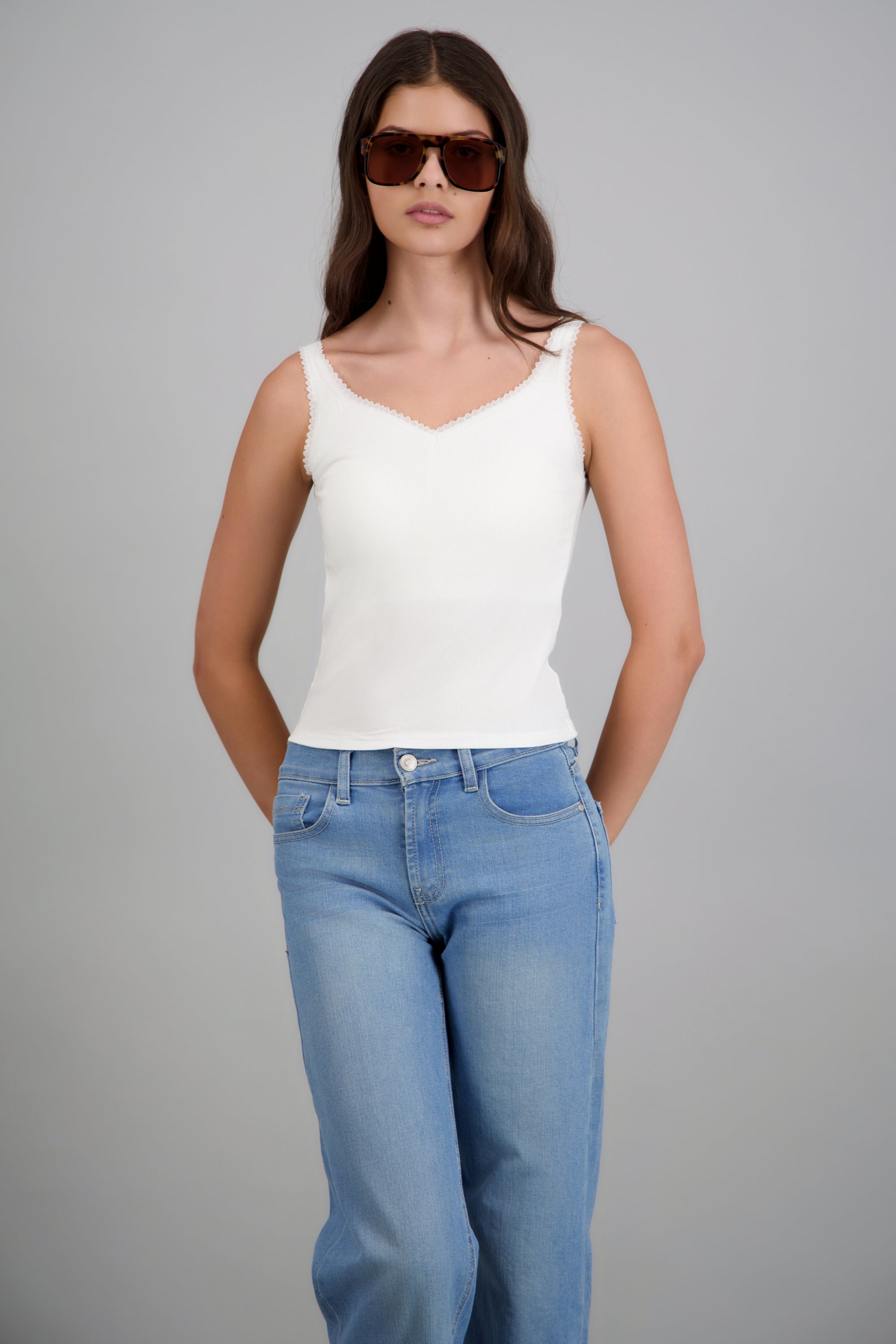 Top encaje en escote con copas BLANCO