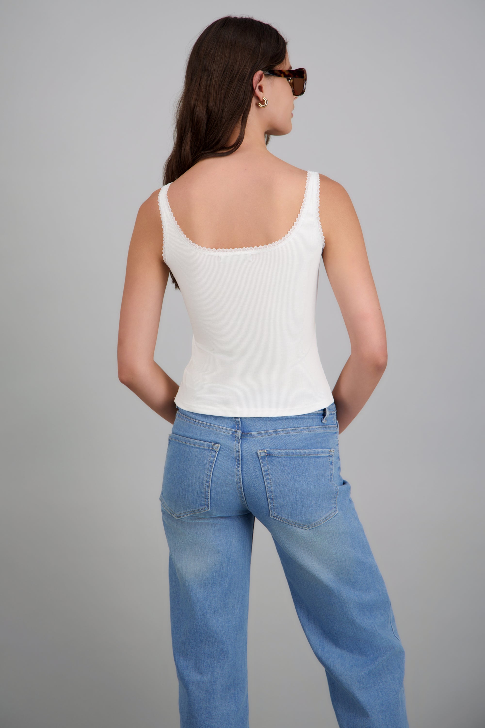 Top encaje en escote con copas BLANCO