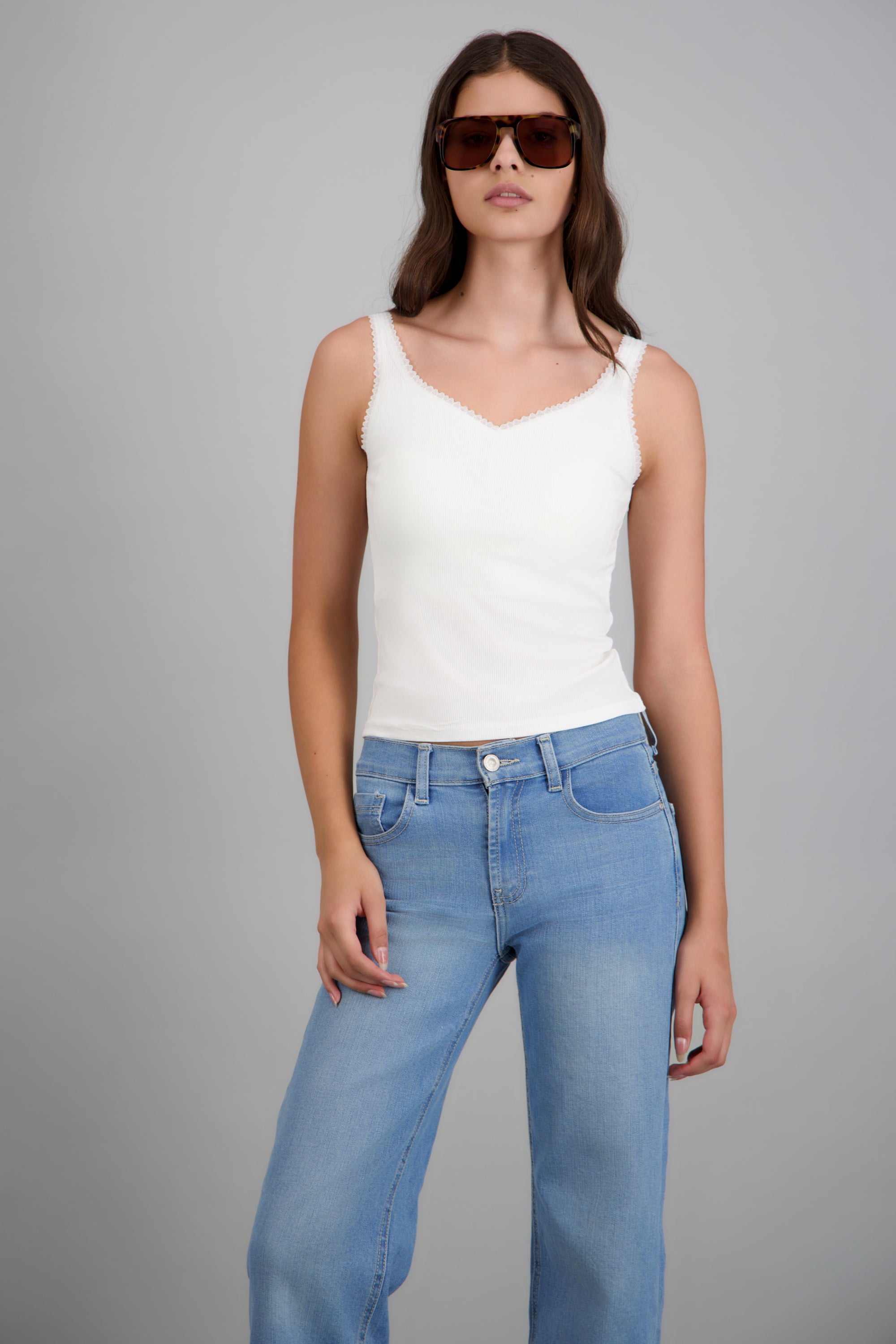 Top encaje en escote con copas BLANCO