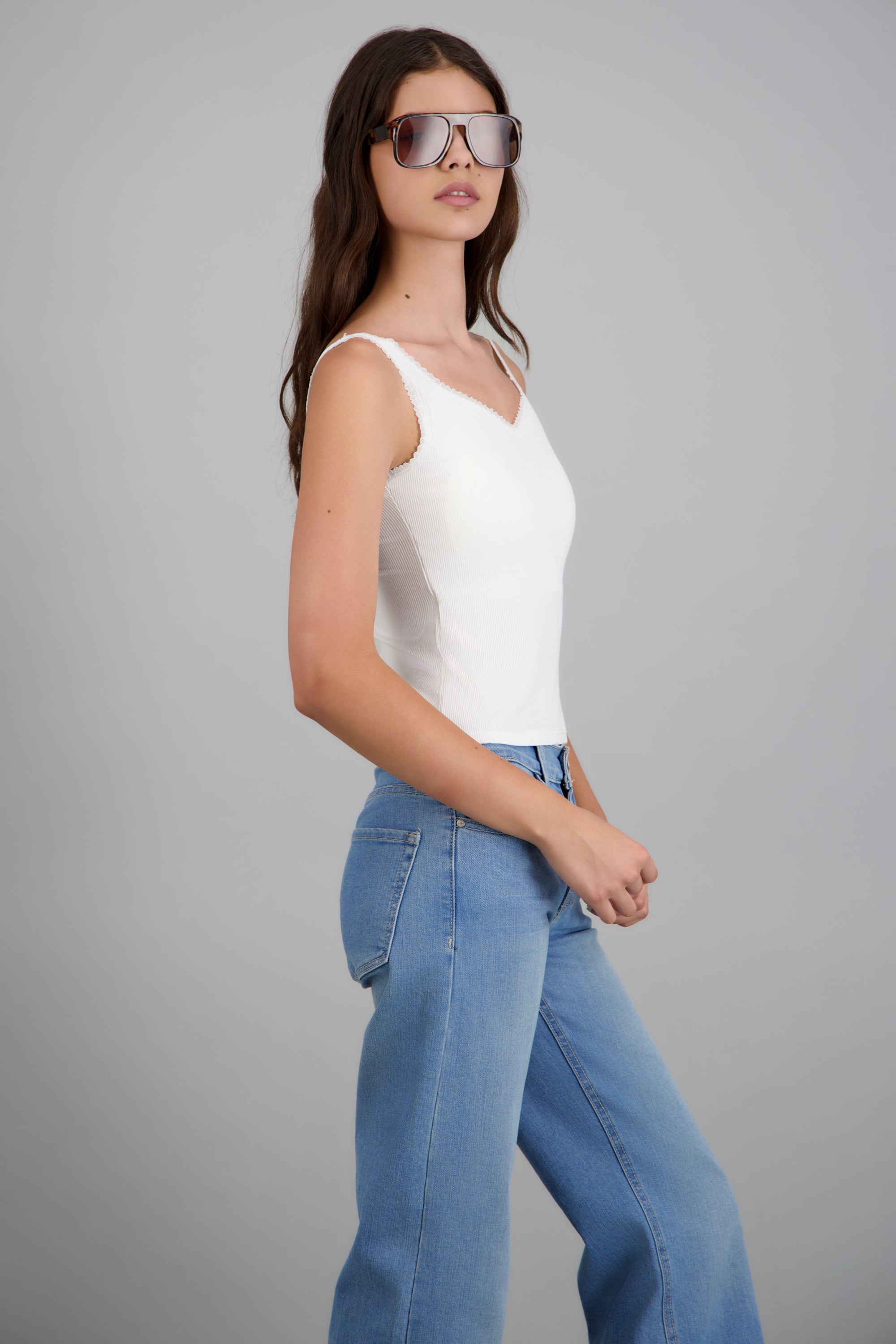 Top encaje en escote con copas BLANCO