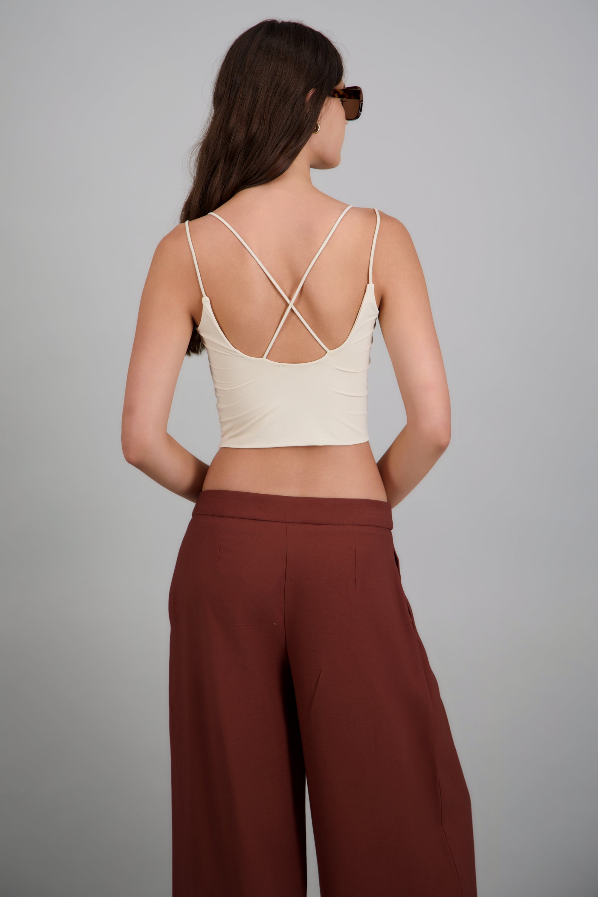 Top liso con escote en espalda TAUPE