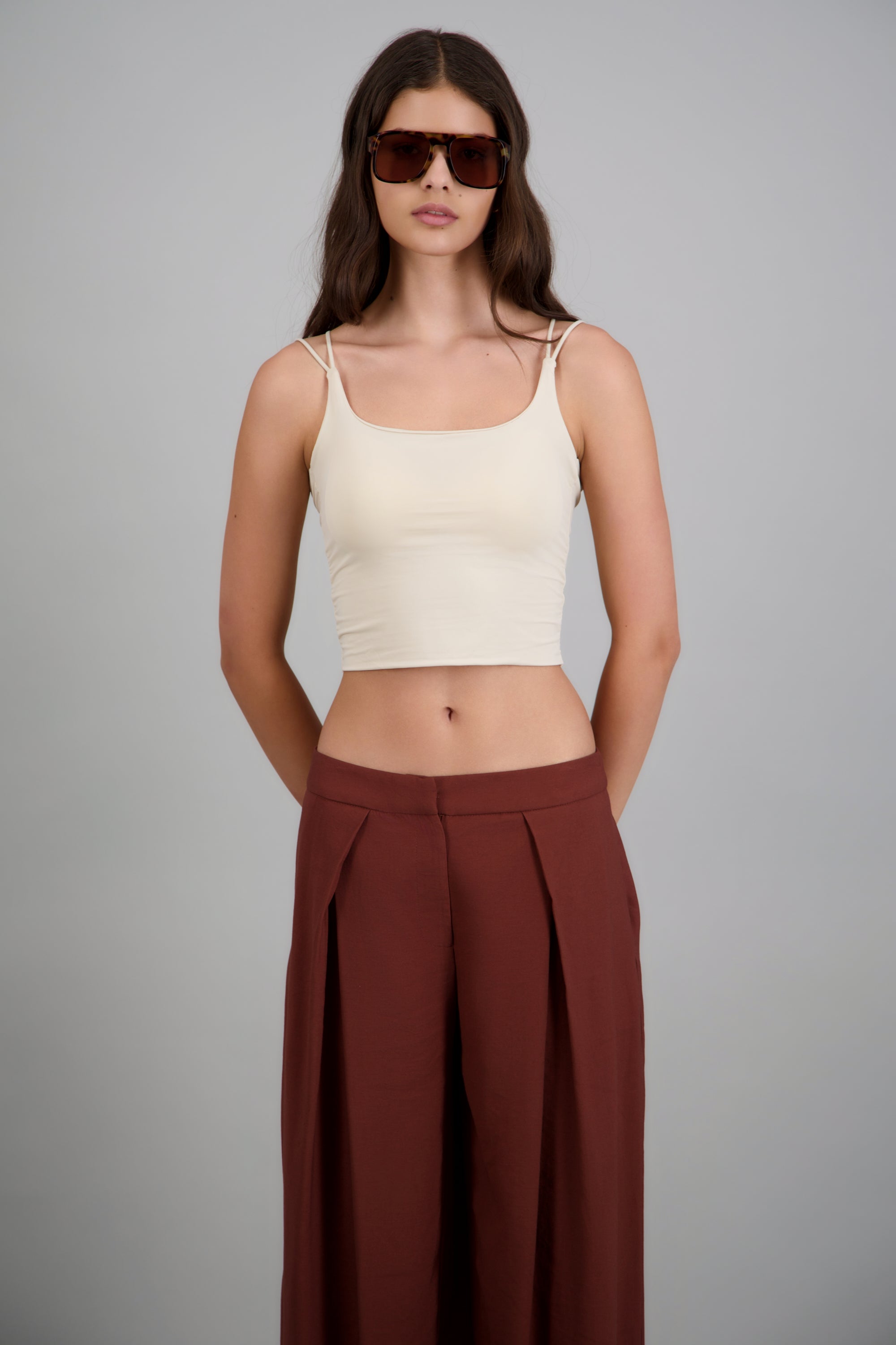 Top liso con escote en espalda TAUPE