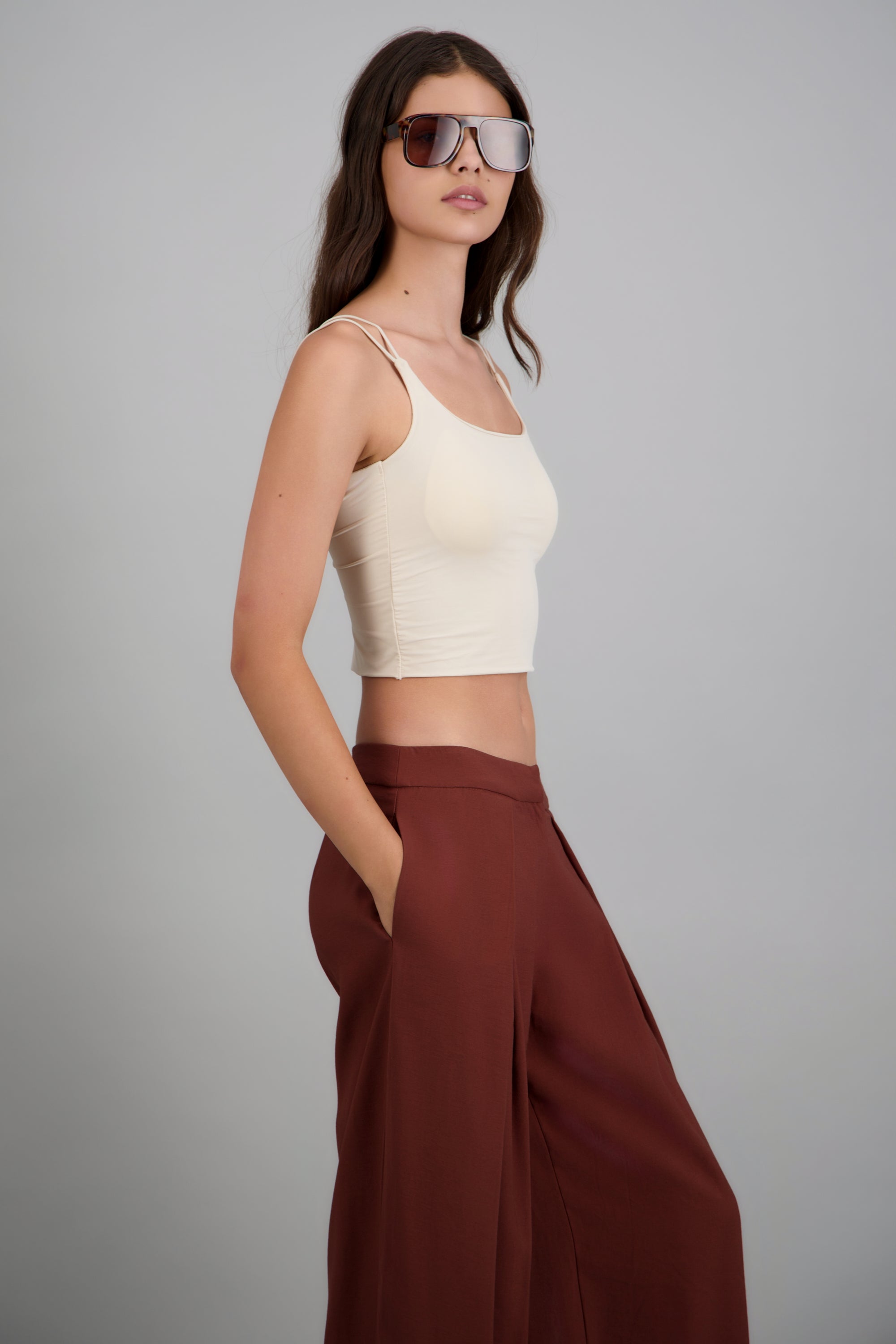 Top liso con escote en espalda TAUPE