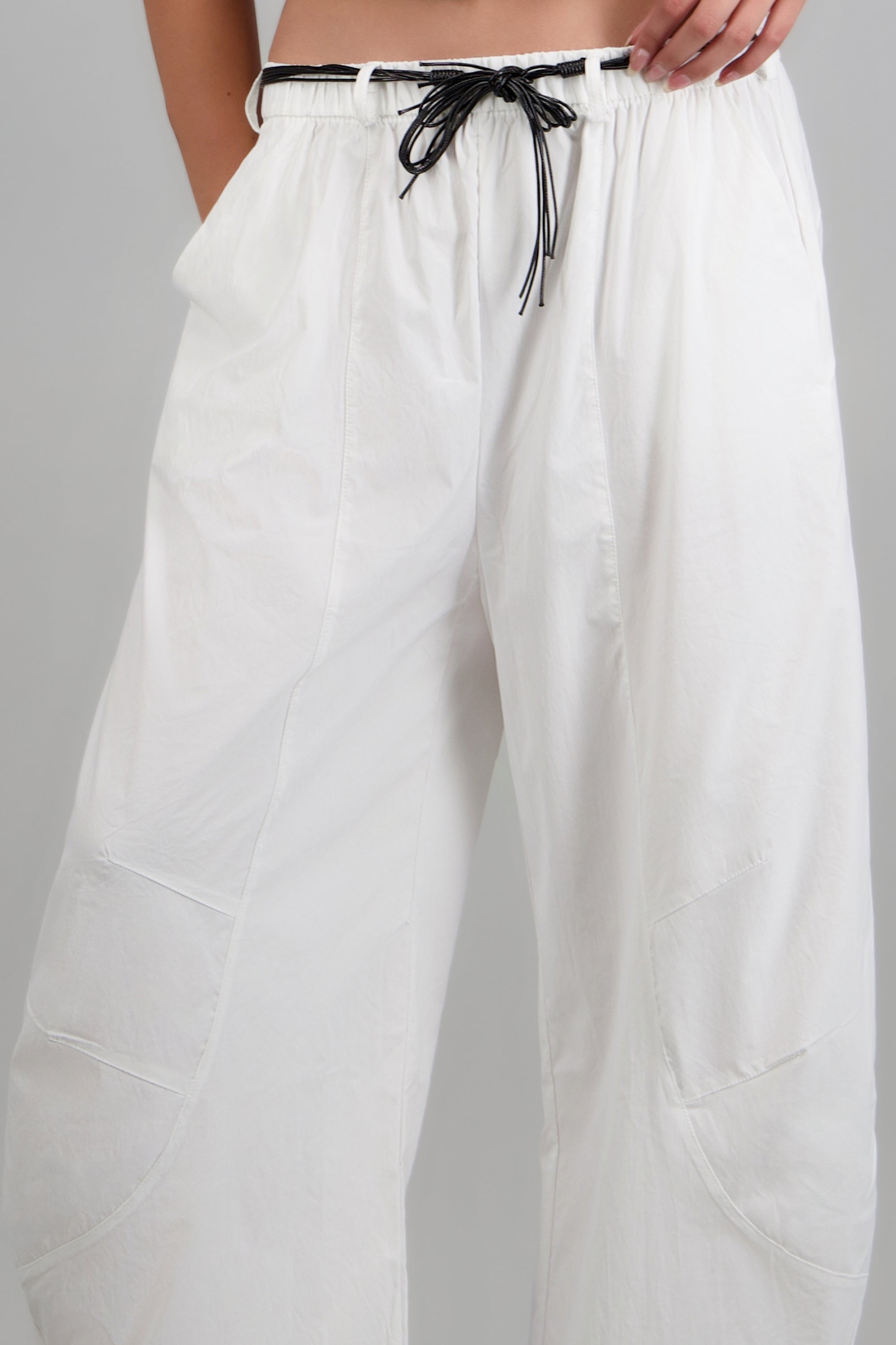 Pantalones barrel con cinto BLANCO