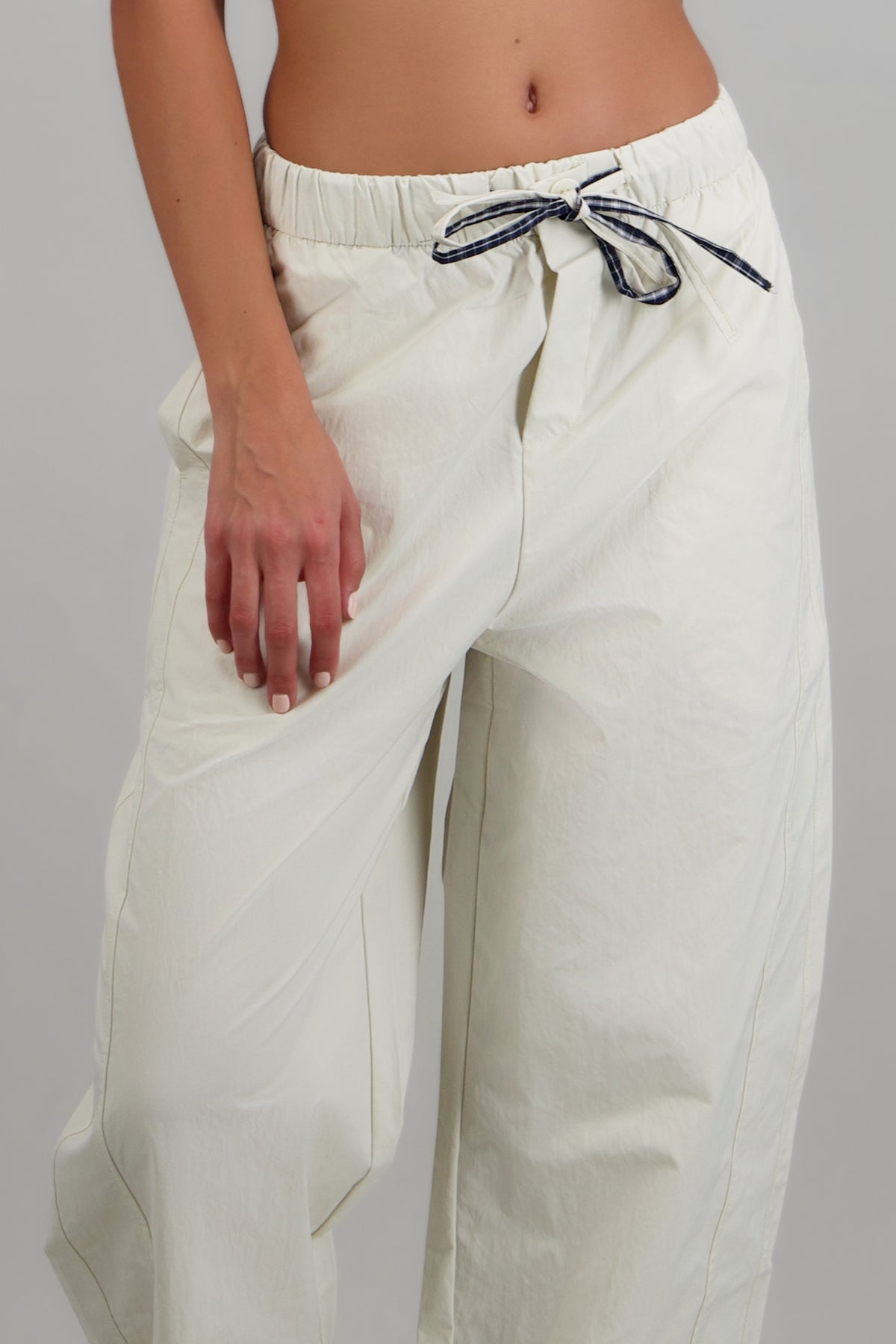 Pantalones detalle cuadros pretina BLANCO