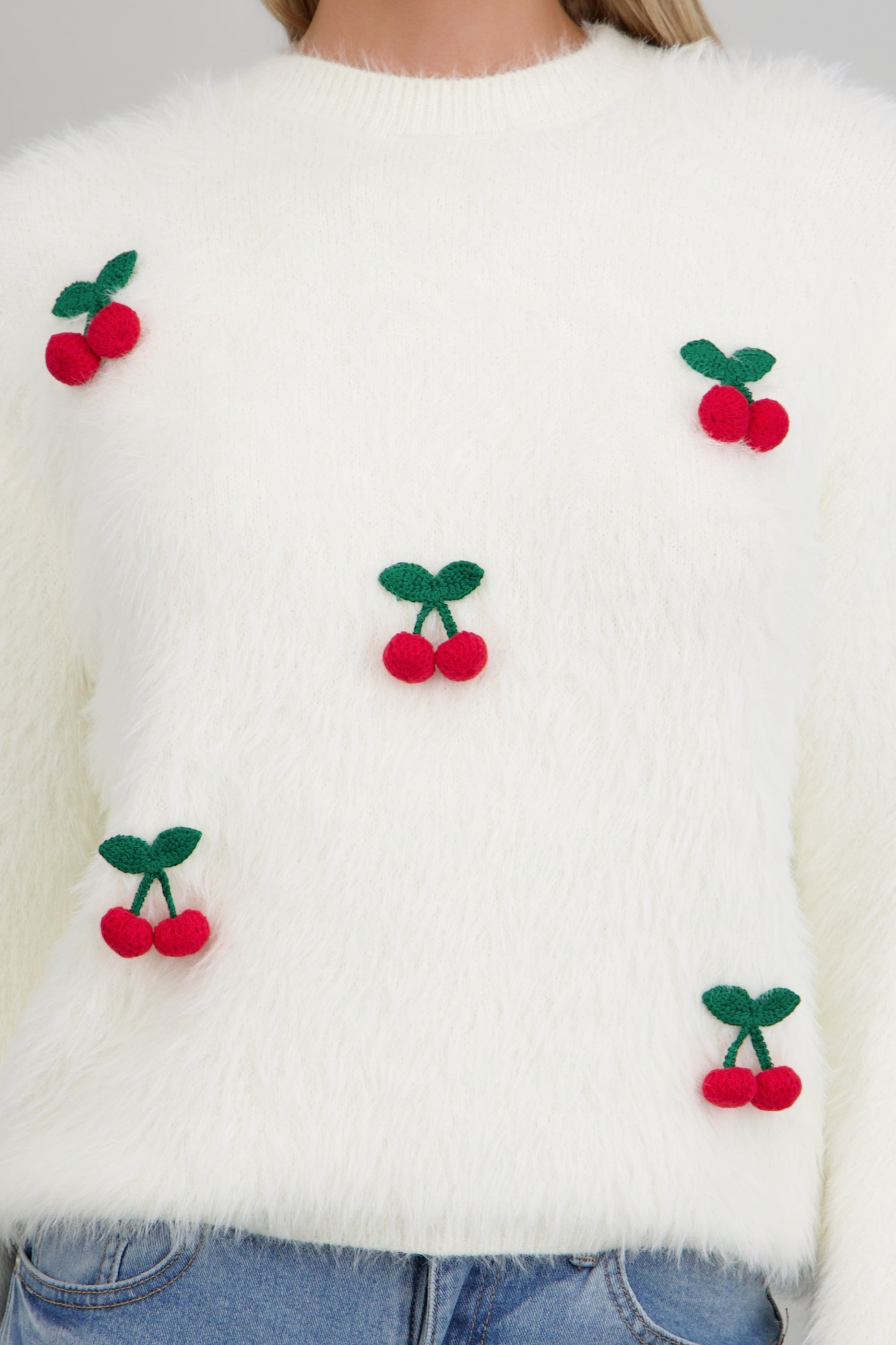 Sueter peludito con cerezas 3D HUESO