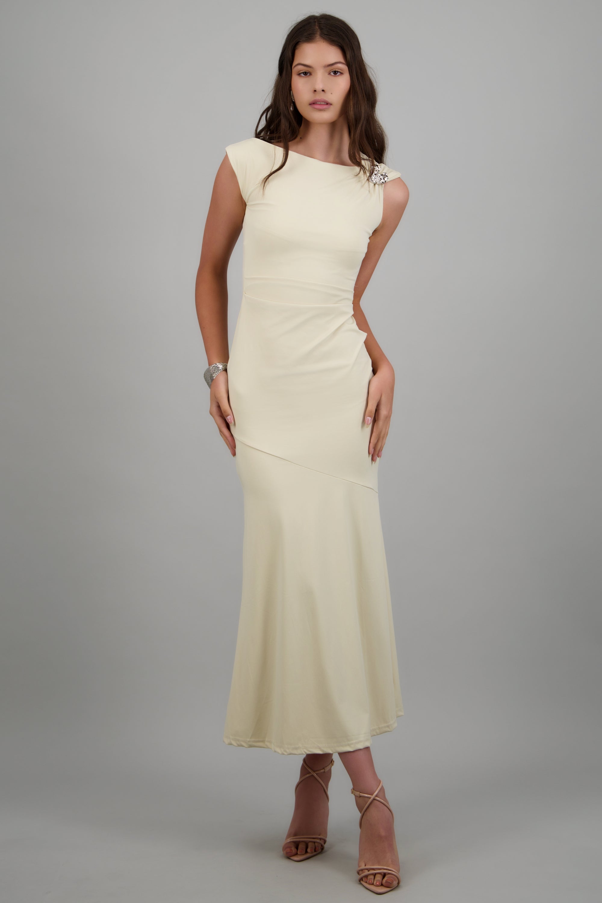 Vestido maxi drapeado detalle metálico CREMA