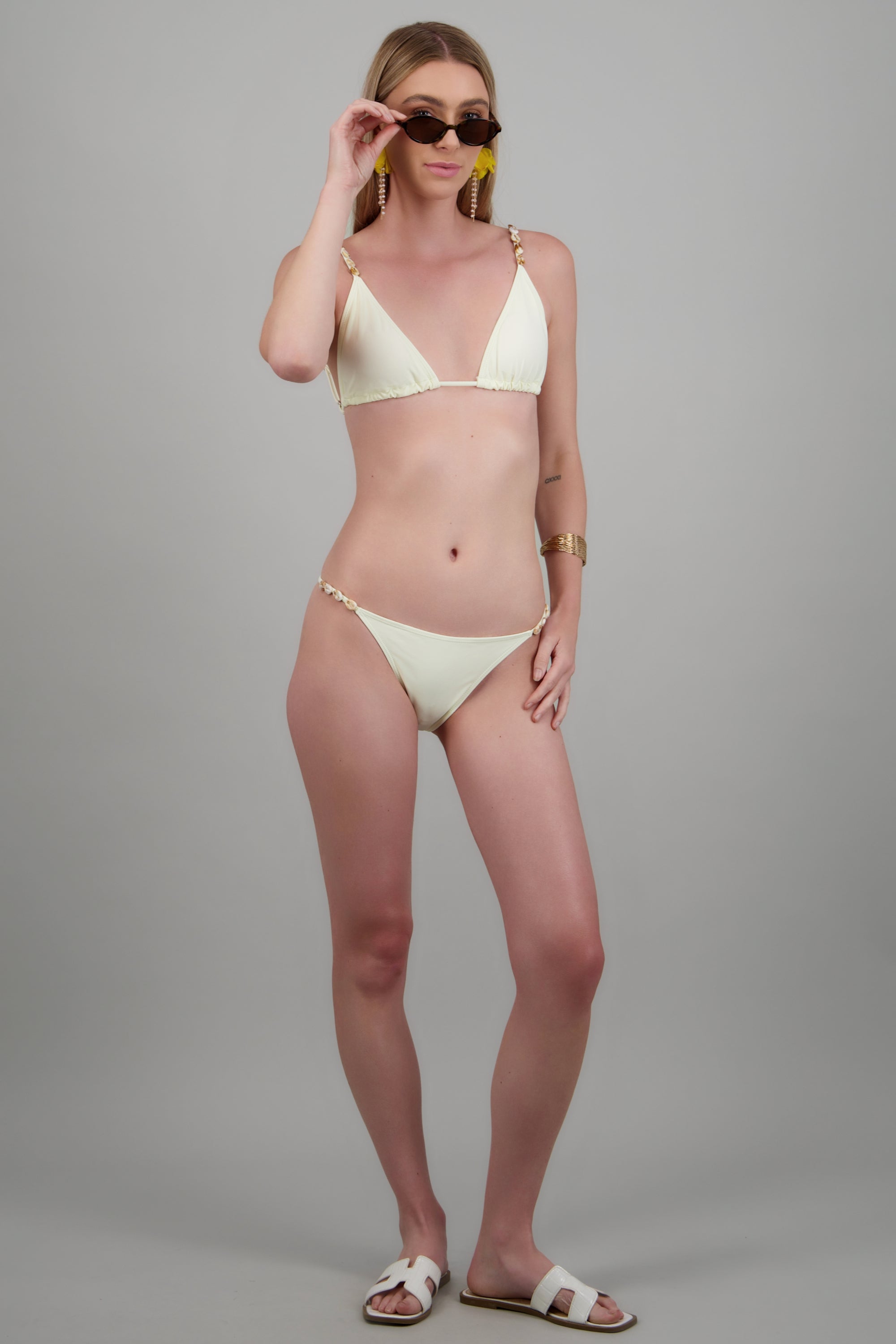 Bikini detalle conchas tirantes HUESO