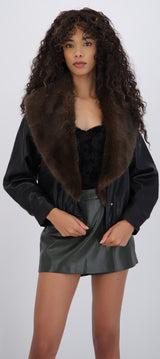Chamarra efecto piel con cuello de peluche