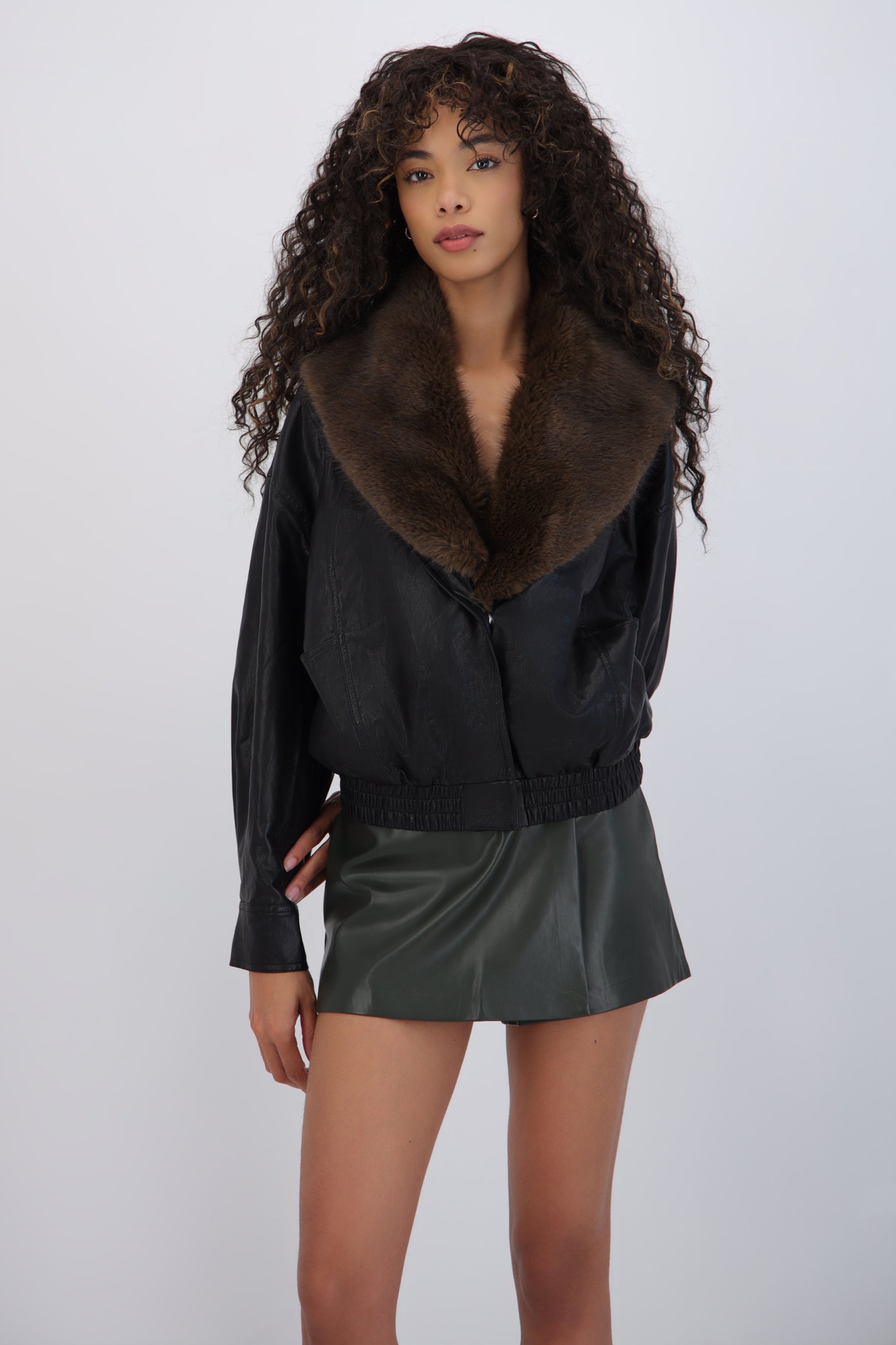 Chamarra efecto piel con cuello de peluche