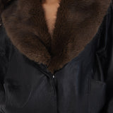 Chamarra efecto piel con cuello de peluche