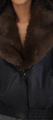 Chamarra efecto piel con cuello de peluche