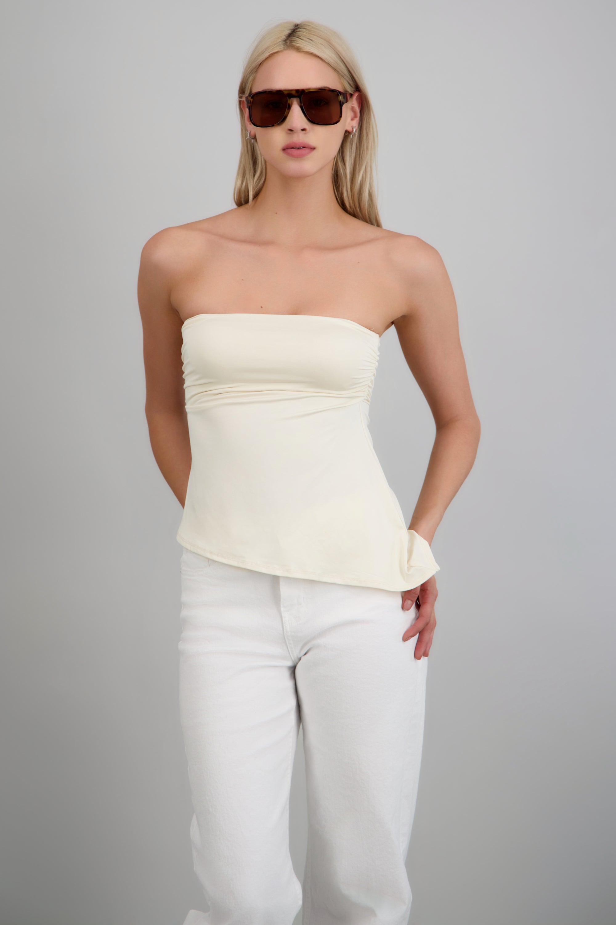 Top tubo detalle frunce asimétrico CREMA