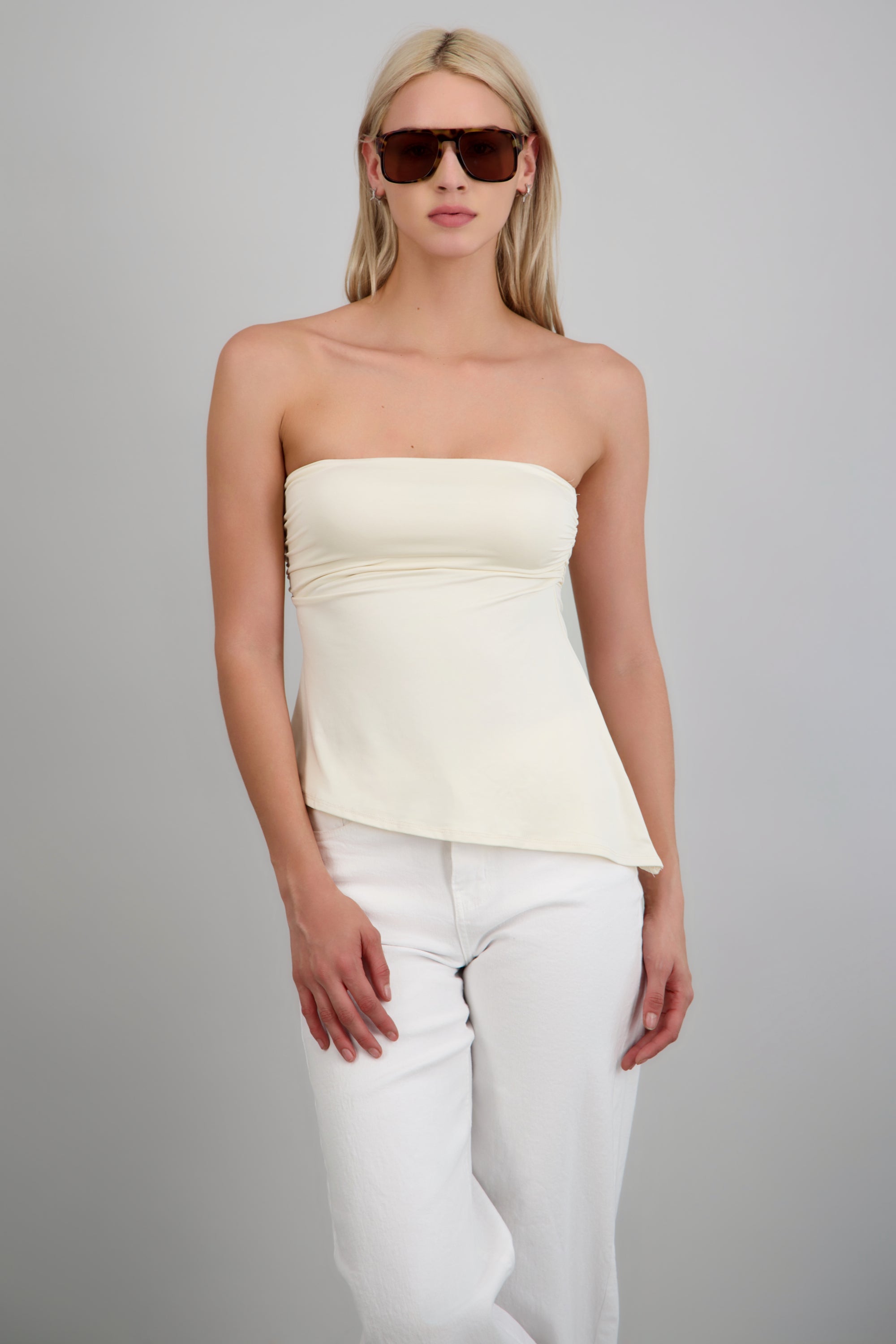 Top tubo detalle frunce asimétrico CREMA