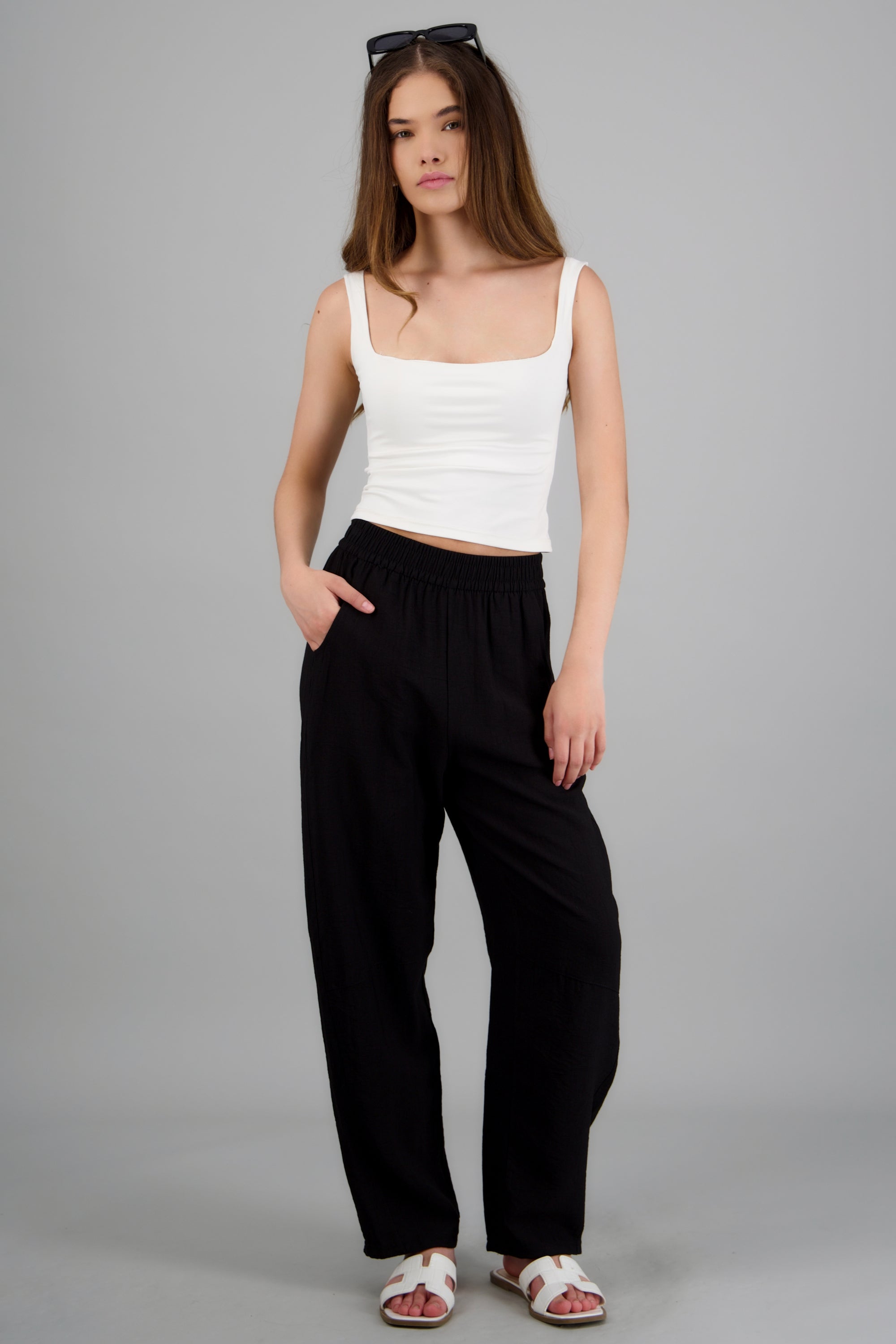 Pantalón con bolsas y resorte liso NEGRO