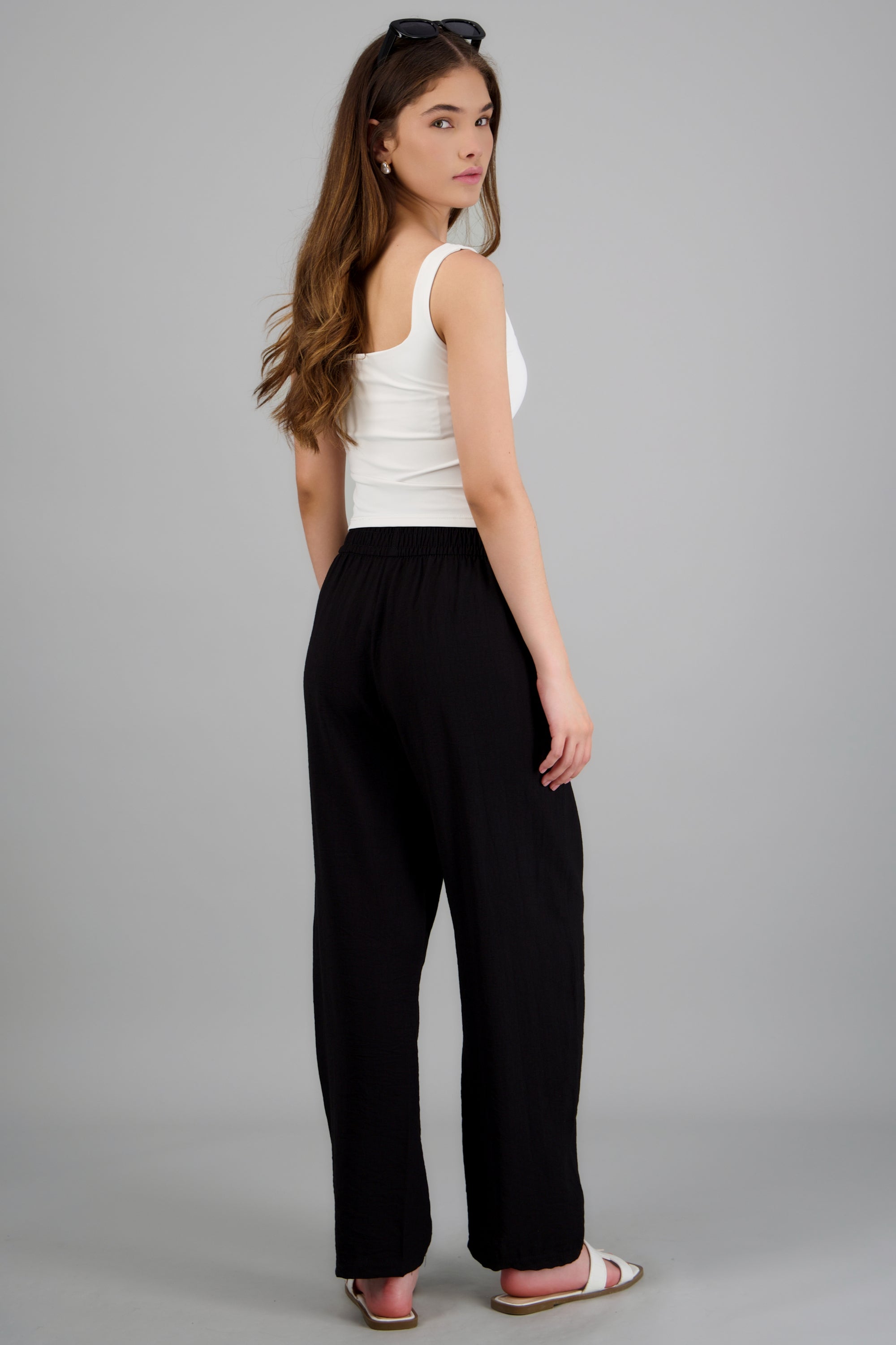 Pantalón con bolsas y resorte liso NEGRO