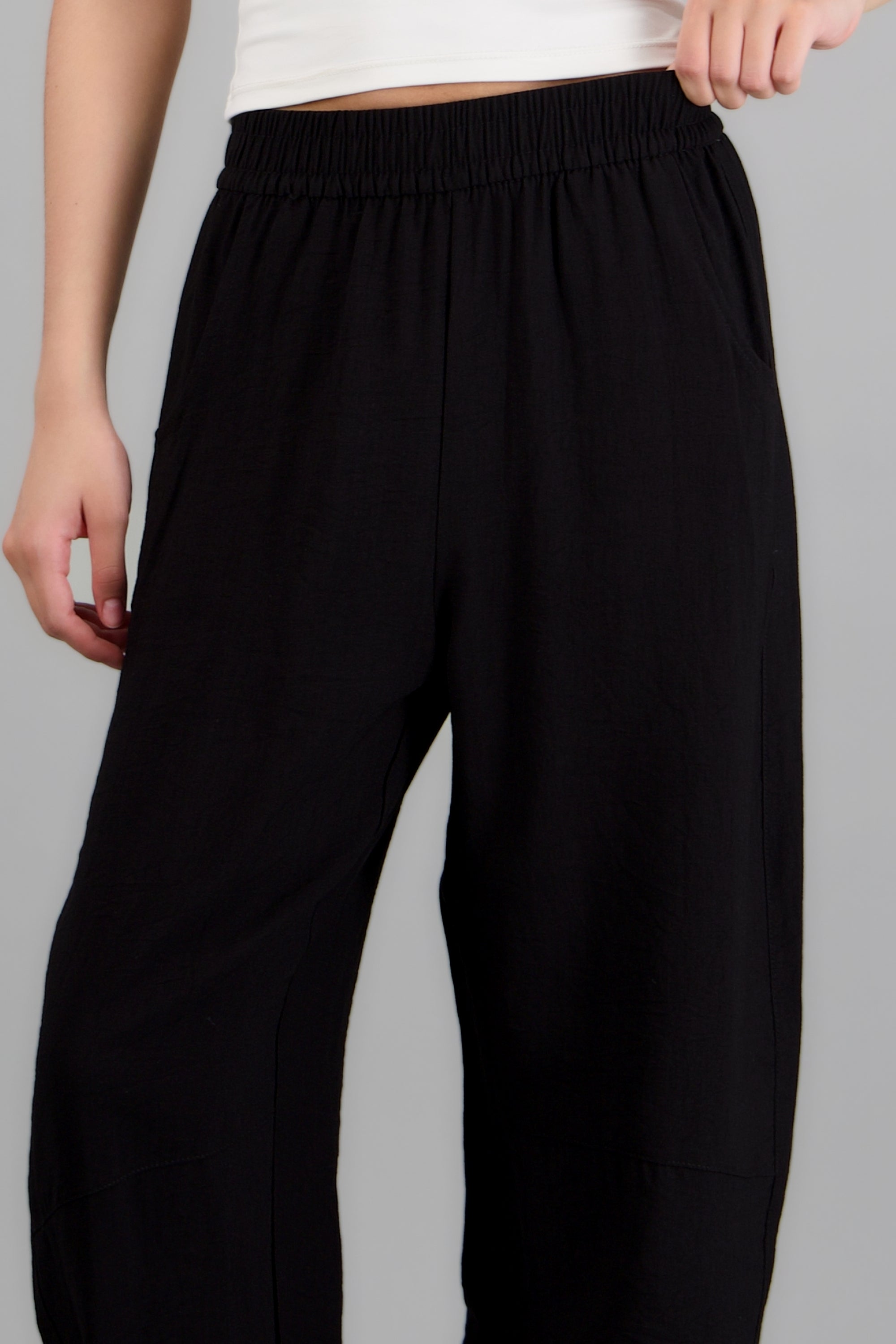 Pantalón con bolsas y resorte liso NEGRO