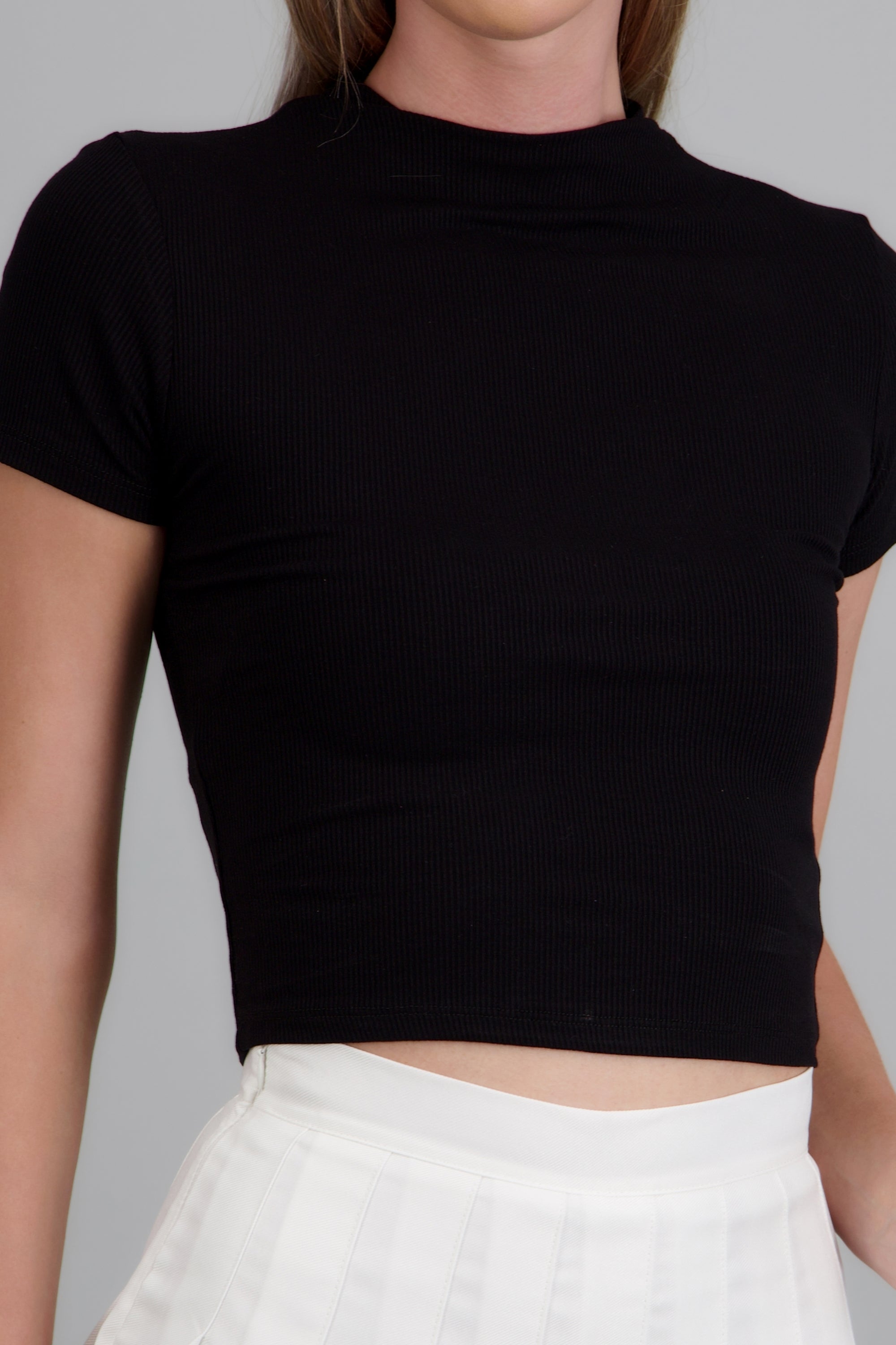 Top manga corta cuello alto NEGRO