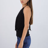 Top halter escote drapeado cruzado con estoperoles