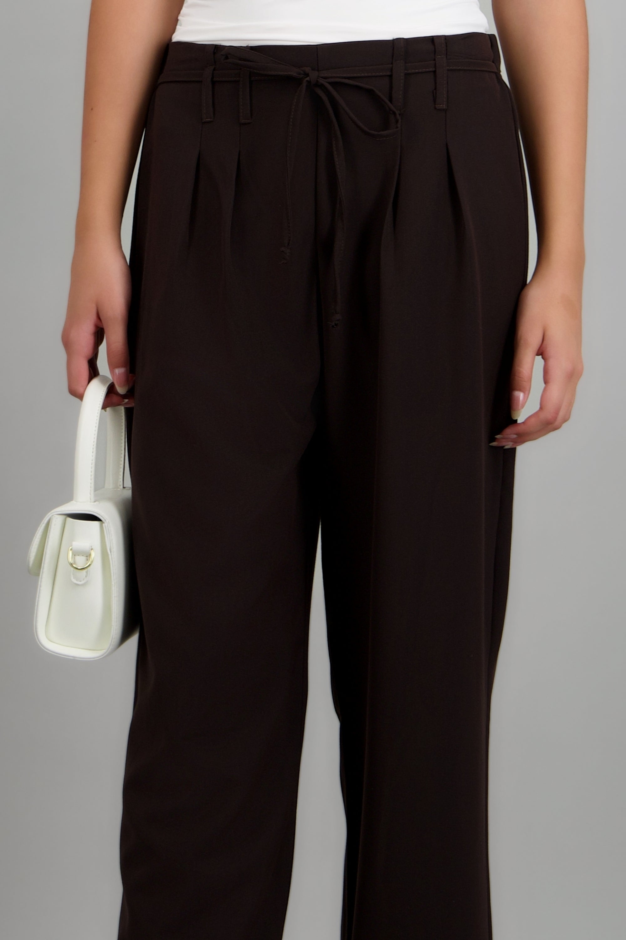 Pantalon doble pinza detalle amarre CAFE