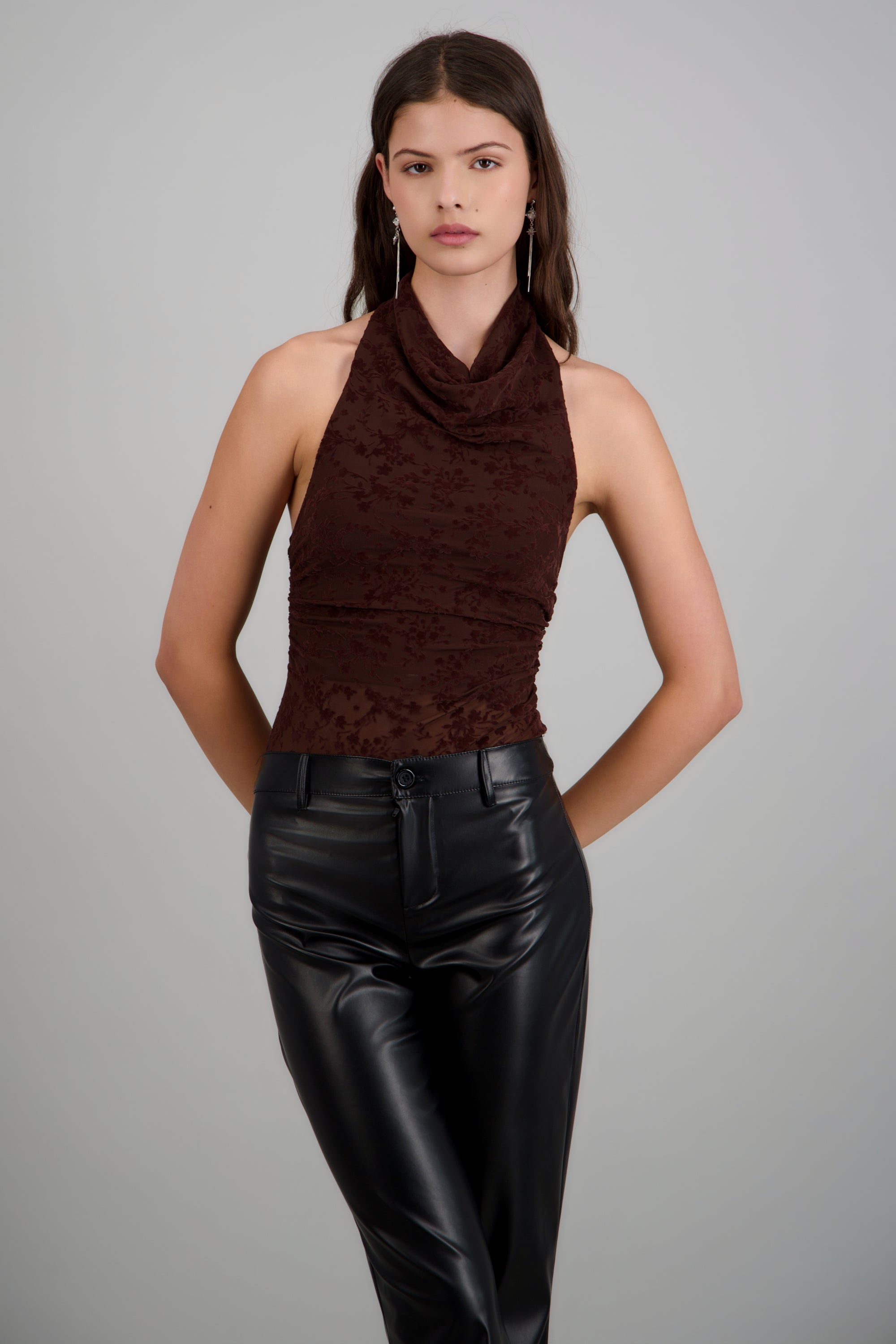 Top escote cascada bandeau detalle e CHOCOLATE