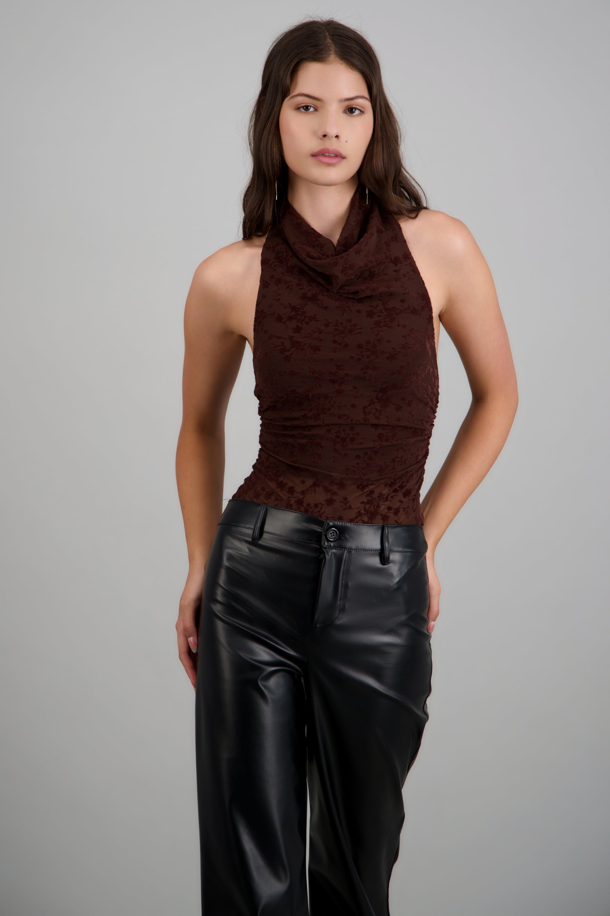 Top escote cascada bandeau detalle e CHOCOLATE