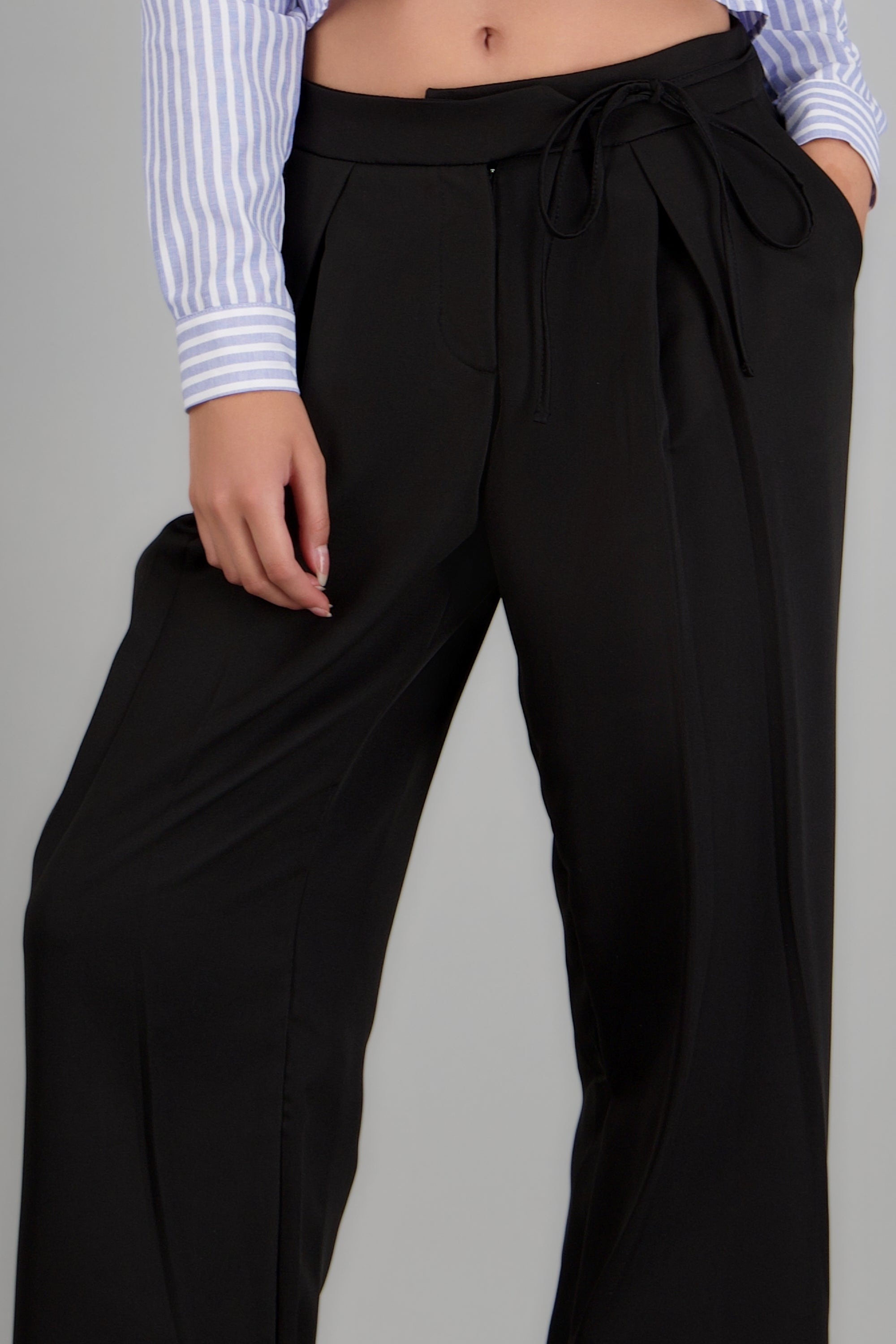 Pantalon pretina cruzada detalle pinzas NEGRO