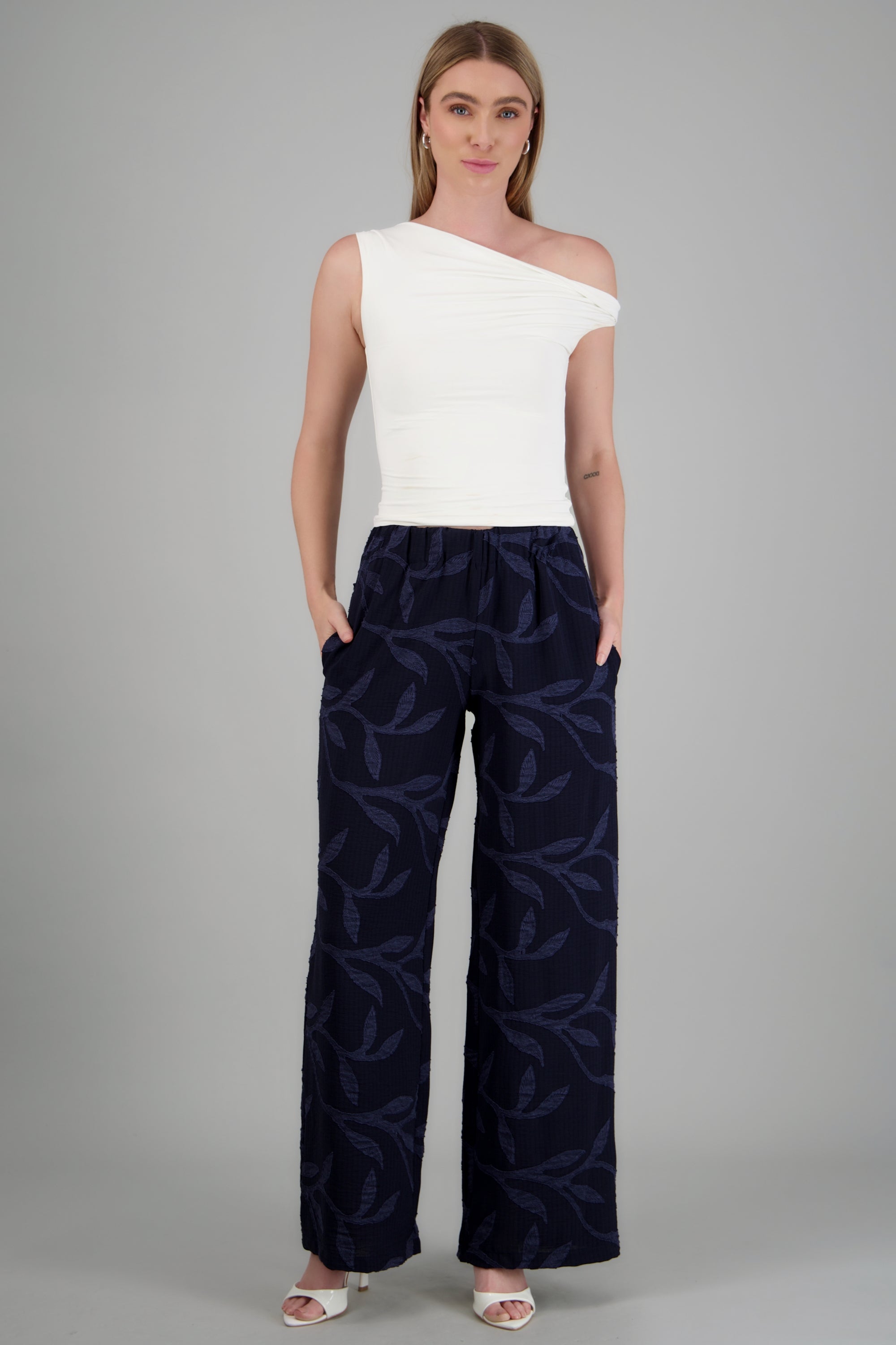Pantalon fluido textura hojas MARINO
