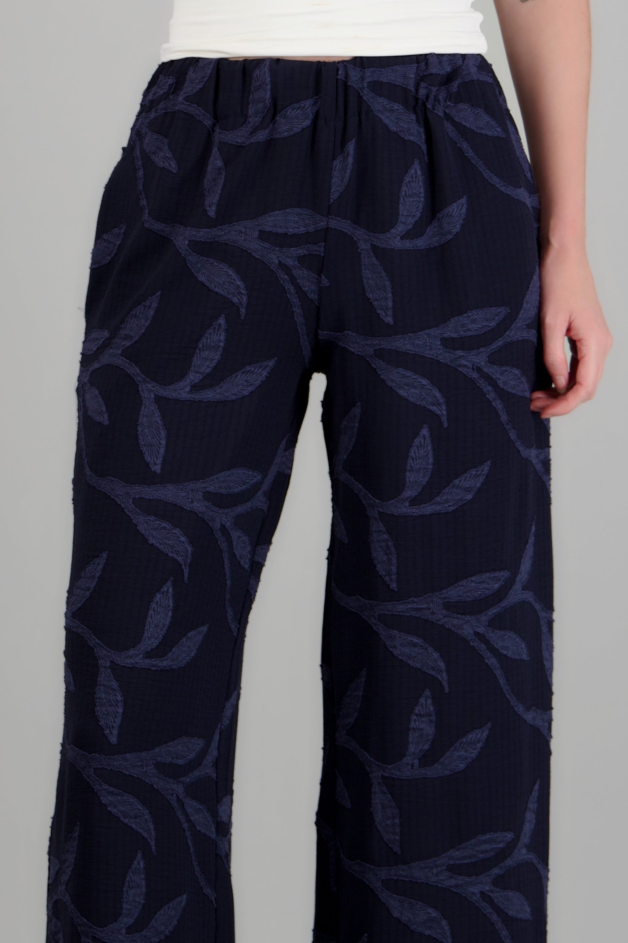 Pantalon fluido textura hojas MARINO