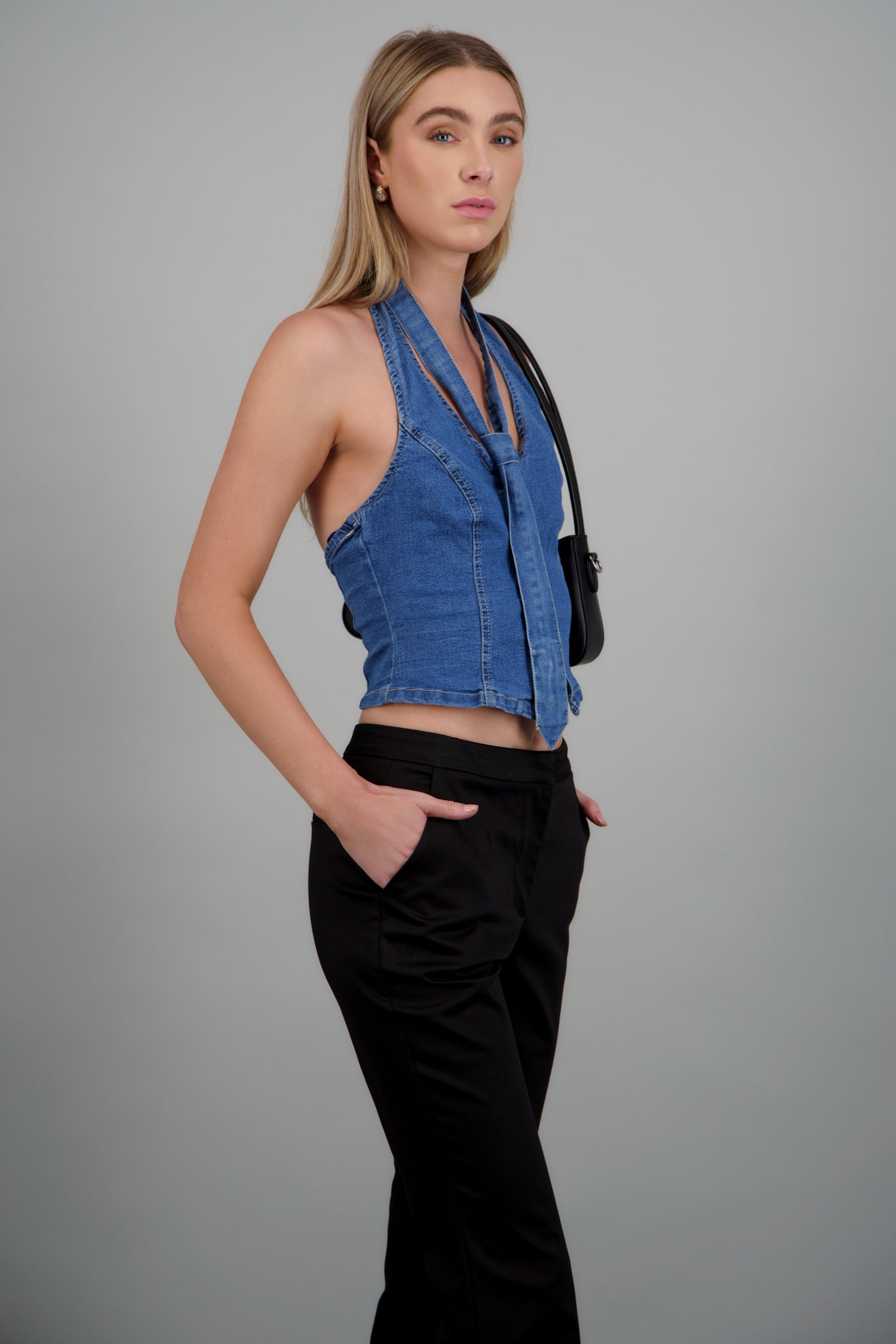 Top denim halter botones con corbata MEDIUM WASH