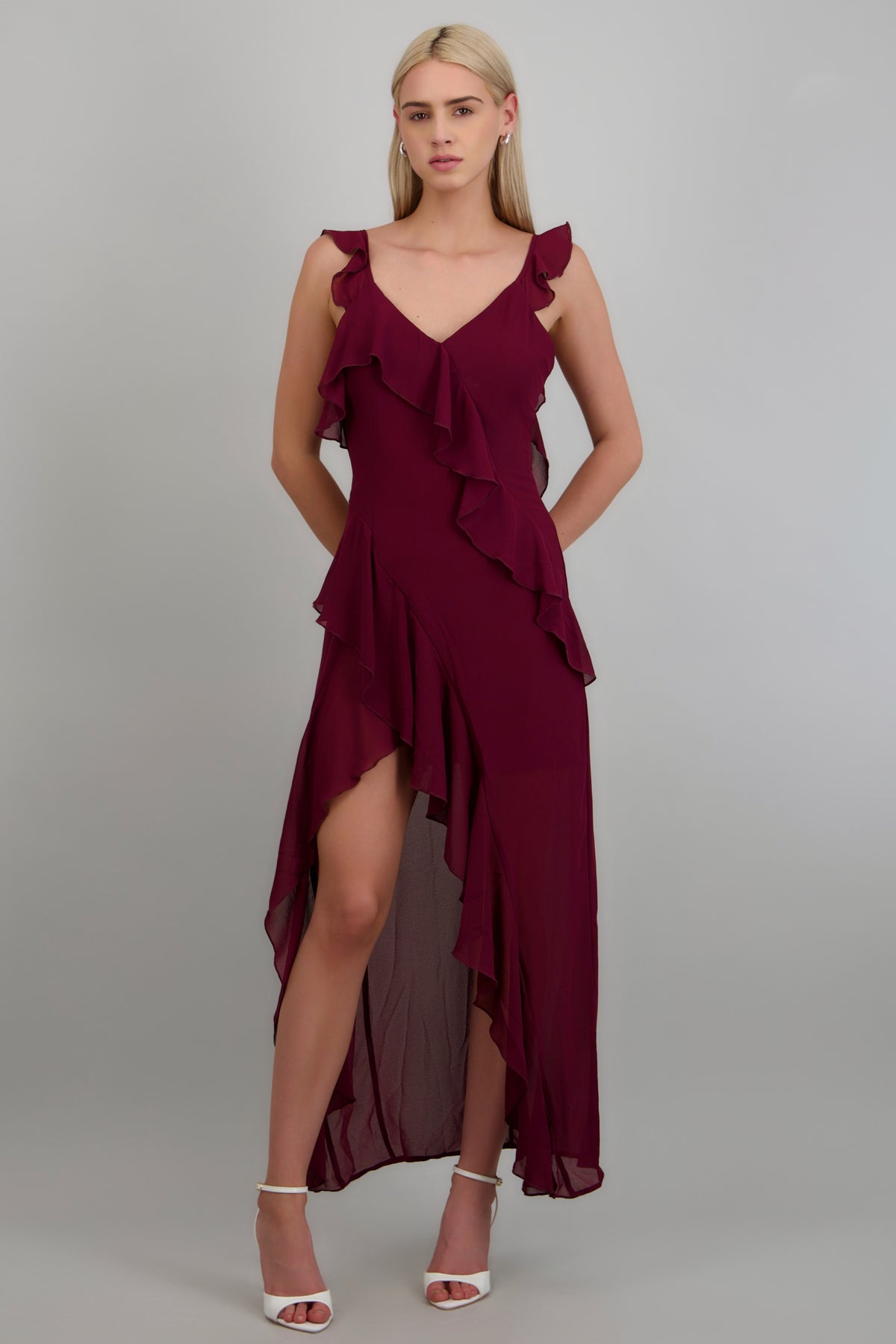 Vestido maxi asimétrico detalle olanes CIRUELA