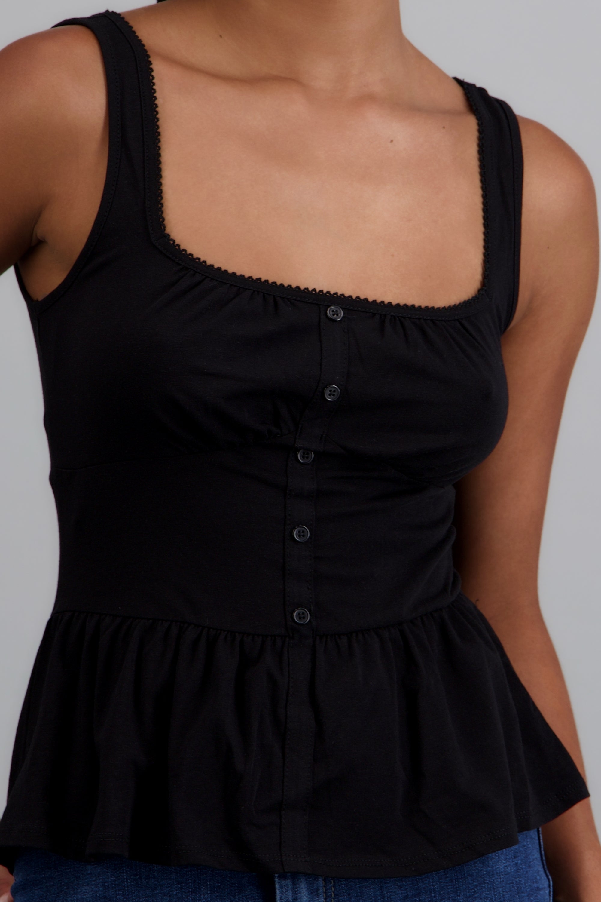 Top corte busto detalle escote NEGRO